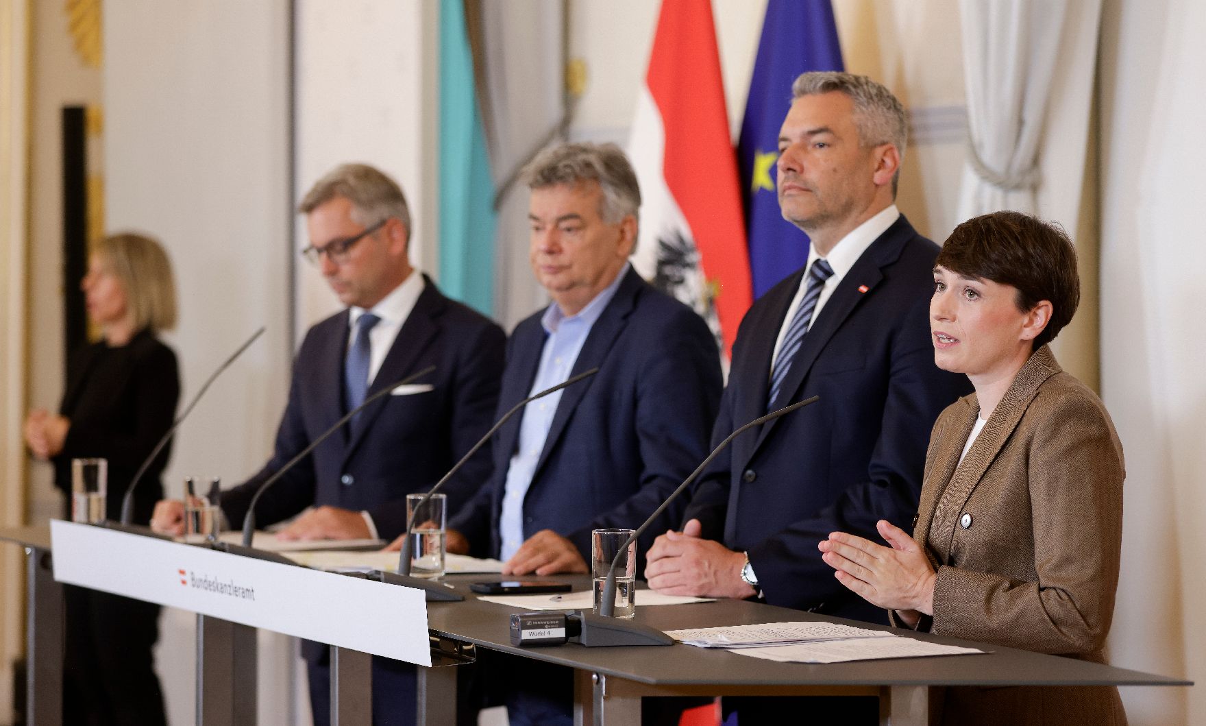 Am 14. September 2022 nahmen Bundeskanzler Karl Nehammer (m.r.), Vizekanzler Werner Kogler (m.l.), Klubobfrau Sigrid Maurer (r.), und Bundesminister Magnus Brunner (l.) am Pressefoyer nach dem Ministerrat teil.