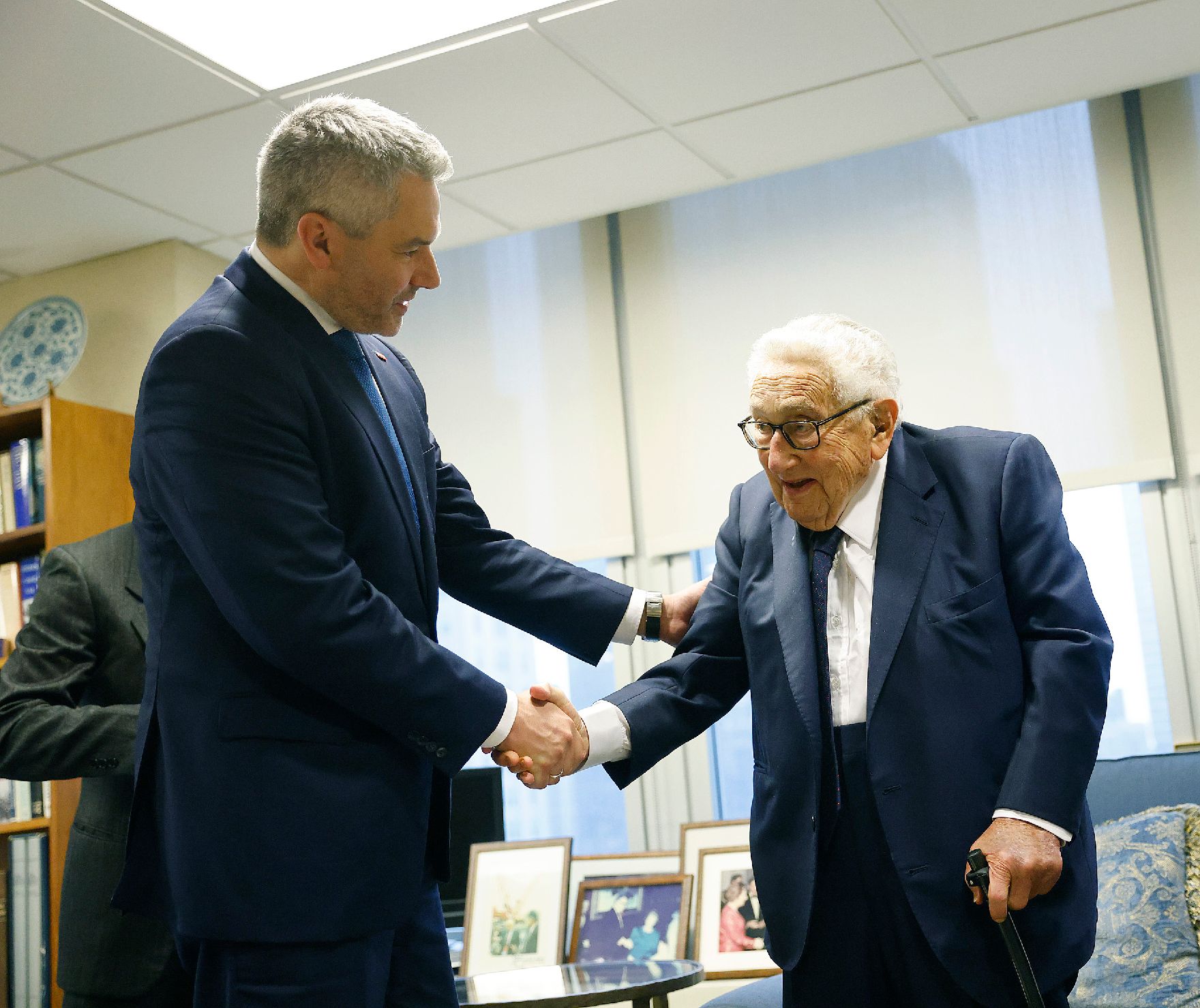 Am 19. September 2022 reiste Bundeskanzler Karl Nehammer (l.) zu einem mehrtägigen Arbeitsbesuch nach New York. Im Bild mit Henry Kissinger (r.).