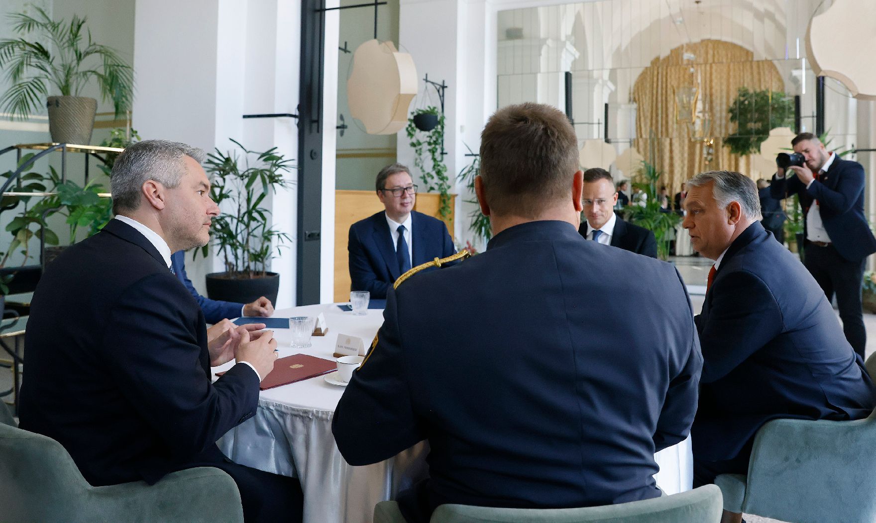Am 3. Oktober 2022 nahm Bundeskanzler Karl Nehammer (l.) an der Migrationskonferenz in Budapest teil. Im Bild mit dem ungarischen Premierminister Viktor Orban (r.) und dem serbischen Präsidenten Aleksandar Vucic (2.v.l.) und dem ungarischen Außenminister Peter Szijjarto (3.v.l.)