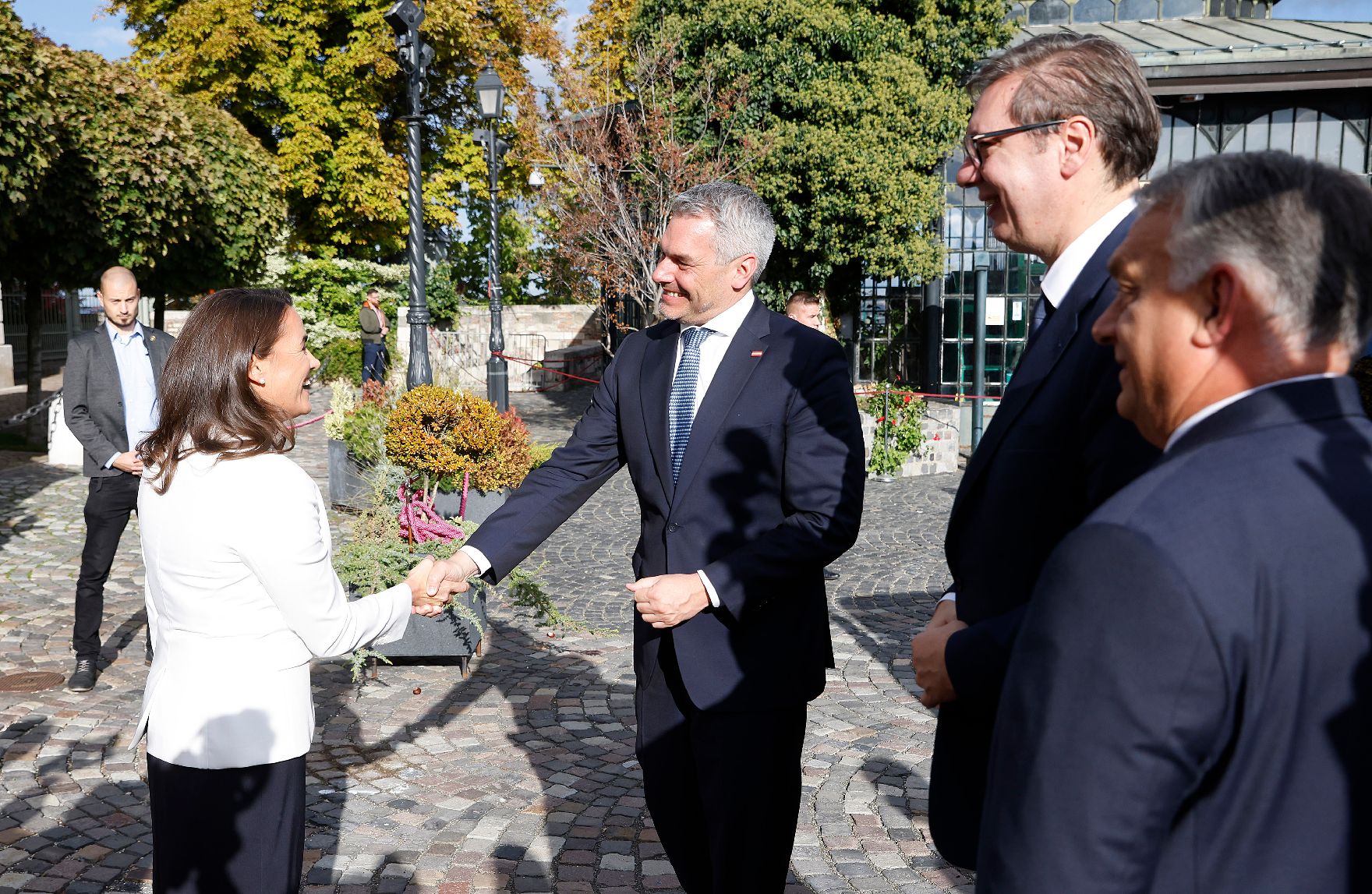 Am 3. Oktober 2022 nahm Bundeskanzler Karl Nehammer (2.v.l.) an der Migrationskonferenz in Budapest teil. Im Bild mit dem ungarischen Premierminister Viktor Orban (r.) und dem serbischen Präsidenten Aleksandar Vucic (3.v.l.)und der ungarischen Präsidentin Katalin Novak (l.)