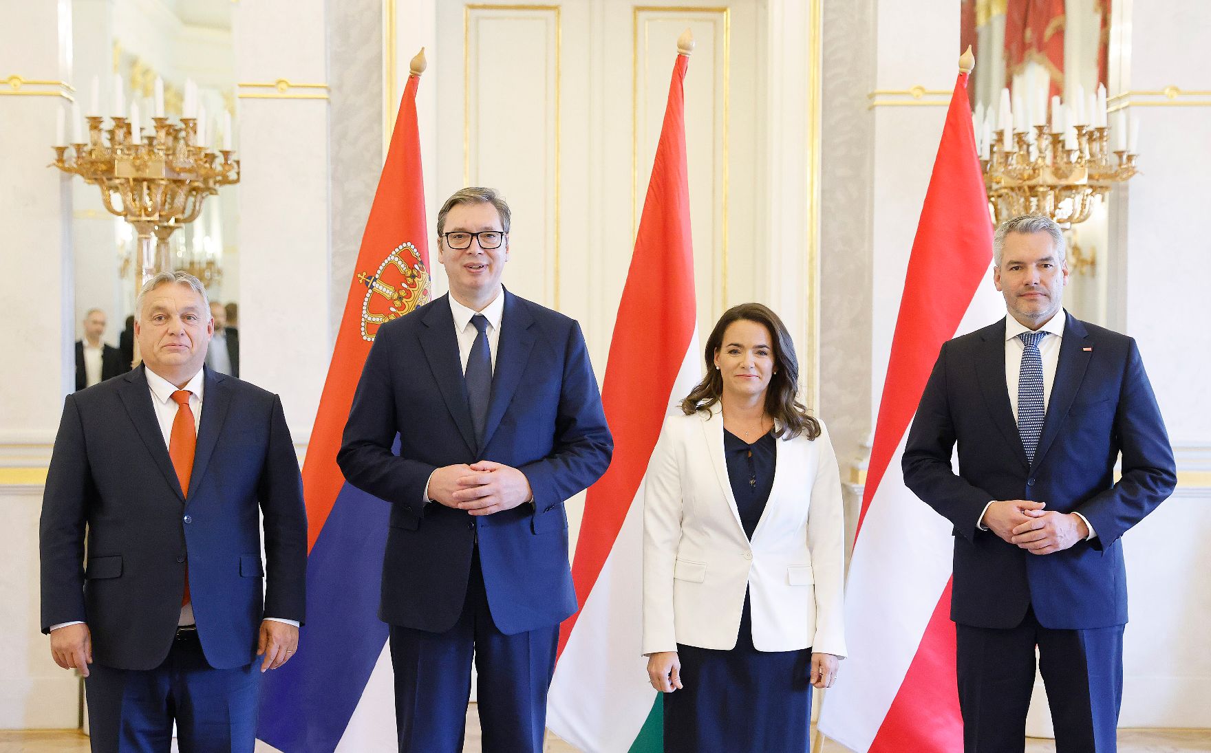 Am 3. Oktober 2022 nahm Bundeskanzler Karl Nehammer (r.) an der Migrationskonferenz in Budapest teil. Im Bild mit dem ungarischen Premierminister Viktor Orban (l.) und dem serbischen Präsidenten Aleksandar Vucic (2.v.l.)und der ungarischen Präsidentin Katalin Novak (3.v.l.)