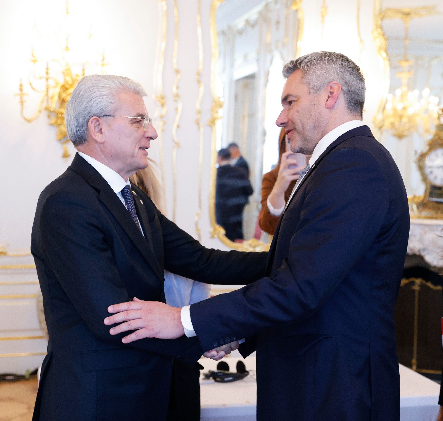 Am 6. Oktober 2022 nahm Bundeskanzler Karl Nehammer (r.) an dem Europäischen Rat der Staats und Regierungschefs in Prag teil. Im Bild mit Sefik Dzaferovic, vorsitzender bosnisches Staatspräsidium (l.).