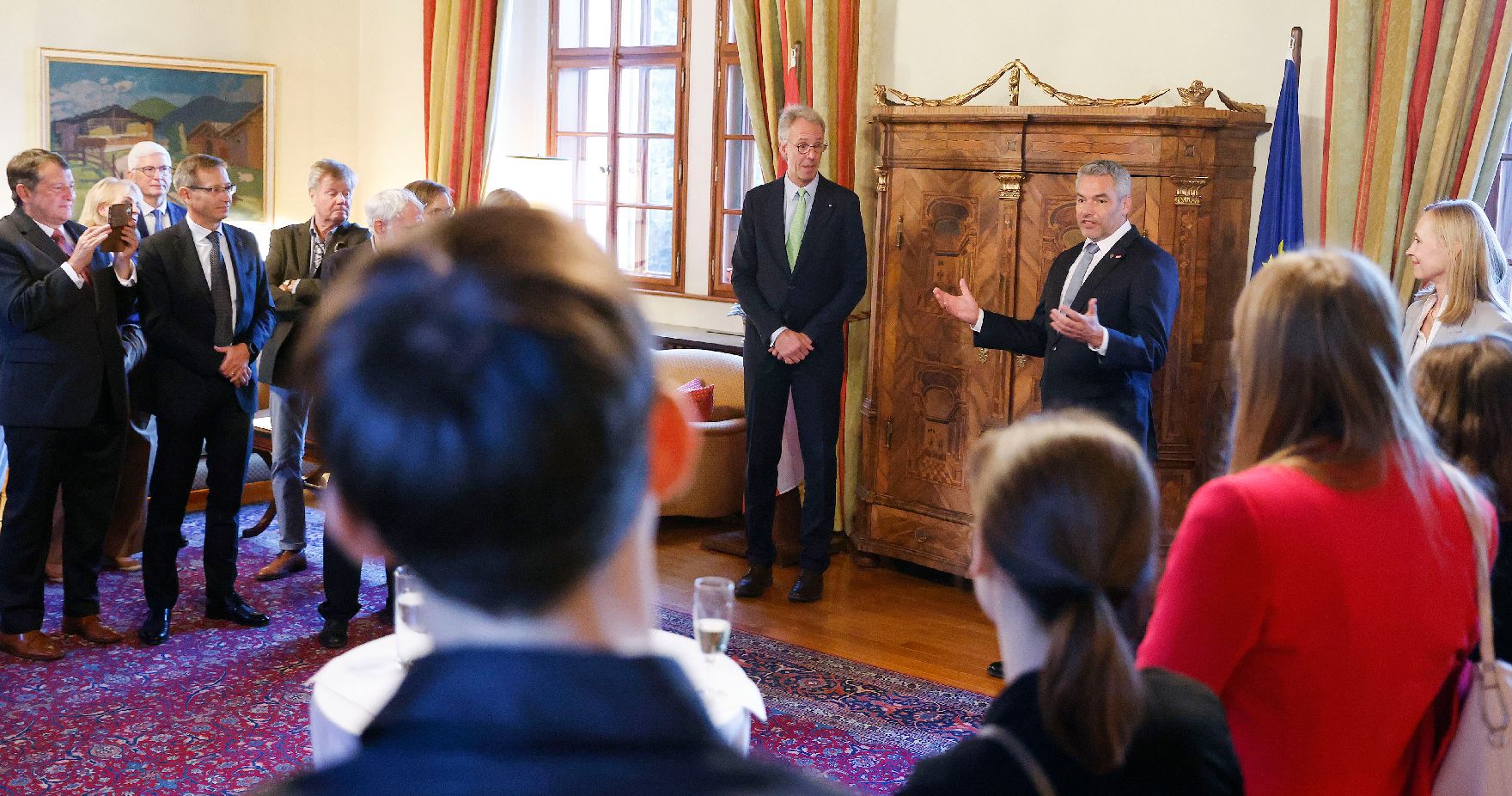 Am 6. Oktober 2022 nahm Bundeskanzler Karl Nehammer an dem Europäischen Rat der Staats und Regierungschefs in Prag teil.Im Bild mit Auslandsösterreicher.