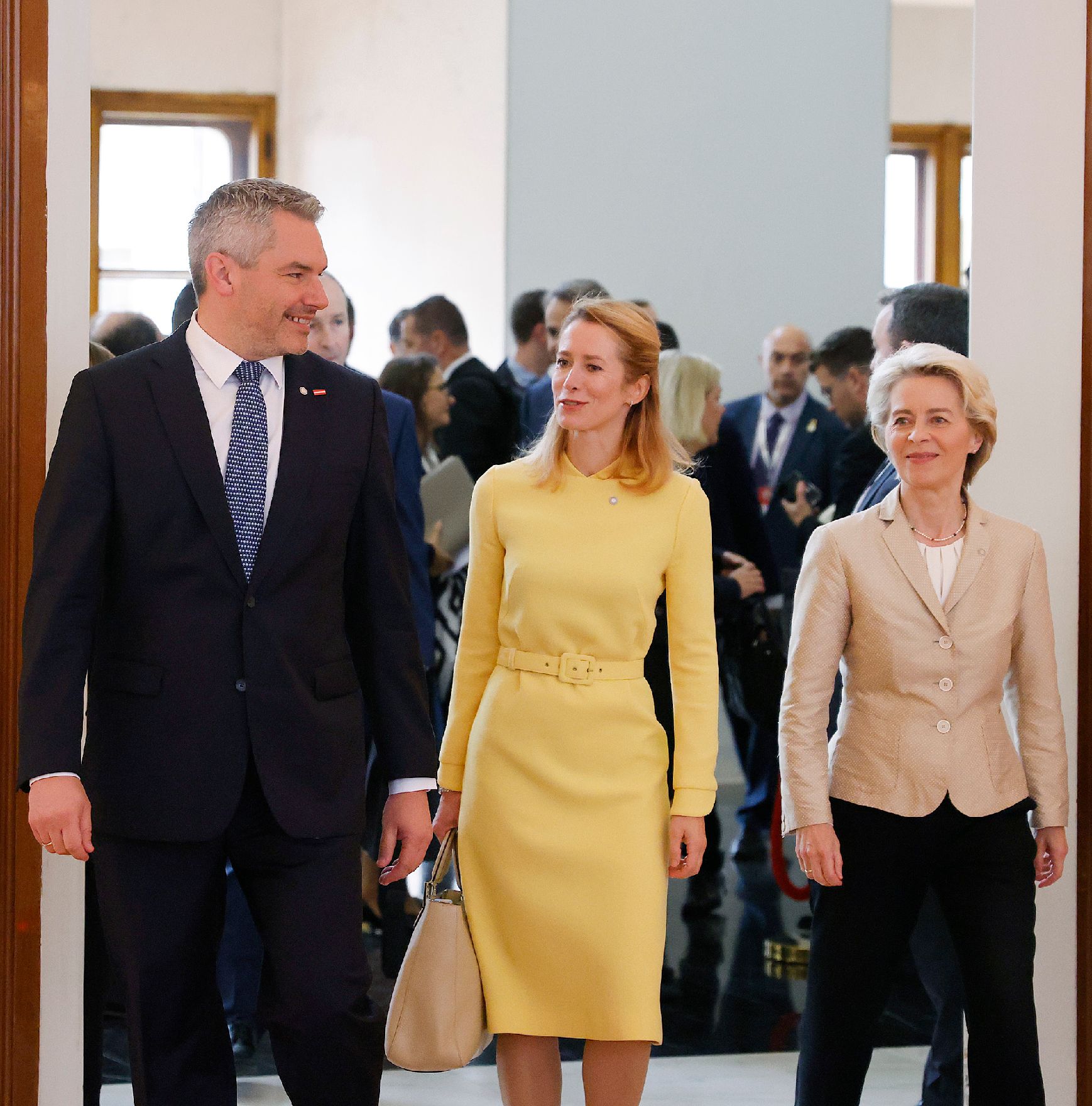 Am 7. Oktober 2022 nahm Bundeskanzler Karl Nehammer (l.) an dem Europäischen Rat der Staats und Regierungschefs in Prag teil. Im Bild mit der estnischen Ministerpräsidentin Kaja Kallas (m.) und der Kommissionspräsidentin Ursula von der Leyen (r.).