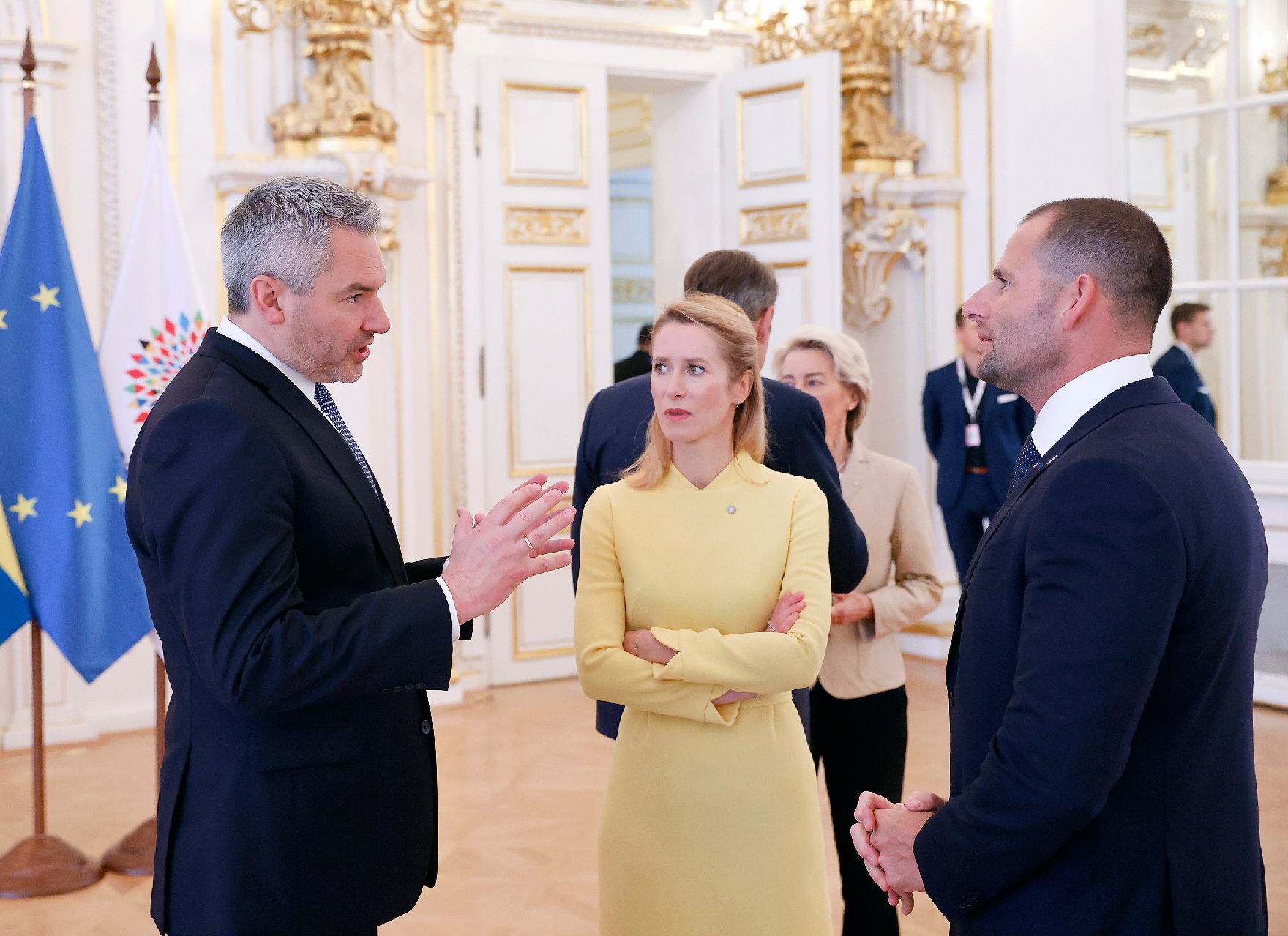 Am 7. Oktober 2022 nahm Bundeskanzler Karl Nehammer (l.) an dem Europäischen Rat der Staats und Regierungschefs in Prag teil. Im Bild mit der estnischen Ministerpräsidentin Kaja Kallas (m.) und dem Premierminister von Malta Robert Abela (r.).