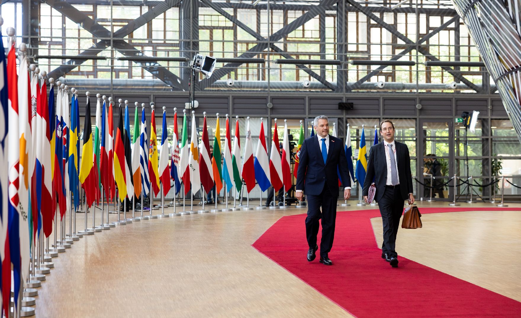 Am 20. Oktober 2022 nahm Bundeskanzler Karl Nehammer am Europäischen Rat der Staats- und Regierungschefs teil. Im Bild beim Doorstep vor dem Rat.
