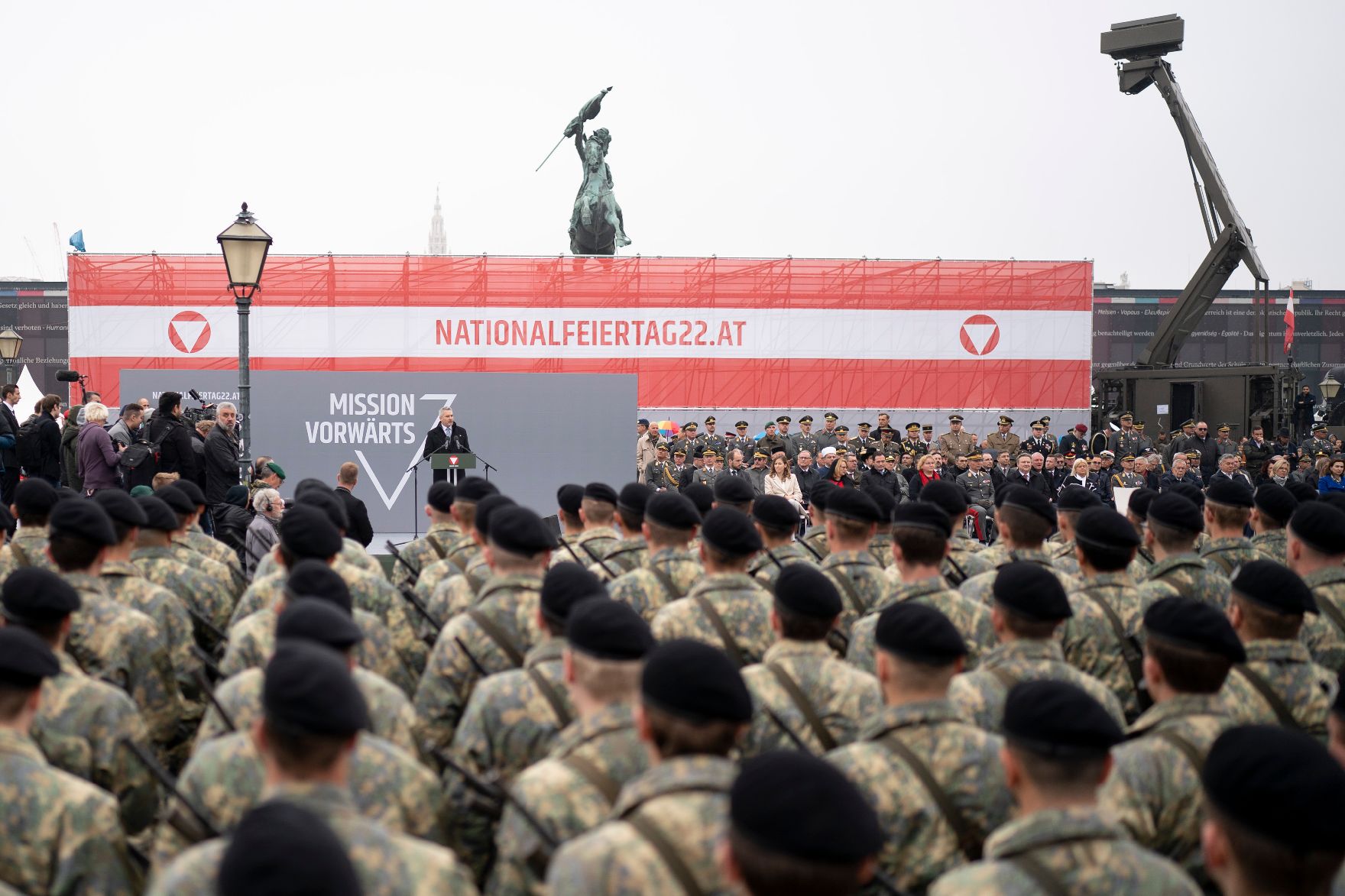 Am 26. Oktober 2022 hielt Bundeskanzler Karl Nehammer (im Bild) im Rahmen der Angelobung der Rekrutinnen und Rekruten des österreichischen Bundesheeres auf dem Wiener Heldenplatz eine Rede zum Österreichischen Nationalfeiertag.
