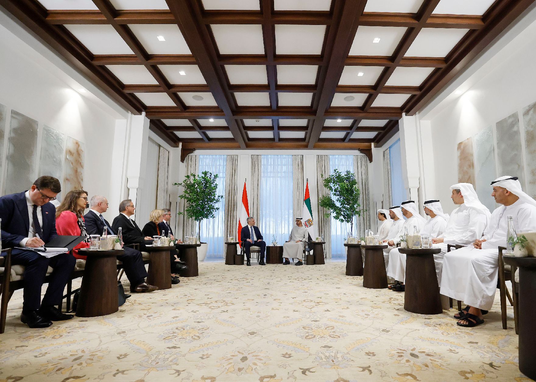Am 27. Oktober 2022 reiste Bundeskanzler Karl Nehammer (m.l.) zu einem mehrtägigen Arbeitsbesuch nach Abu Dhabi. Im Bild mit Präsident Sheikh Mohamed Bin Zayed Alnahyan (m.r.).