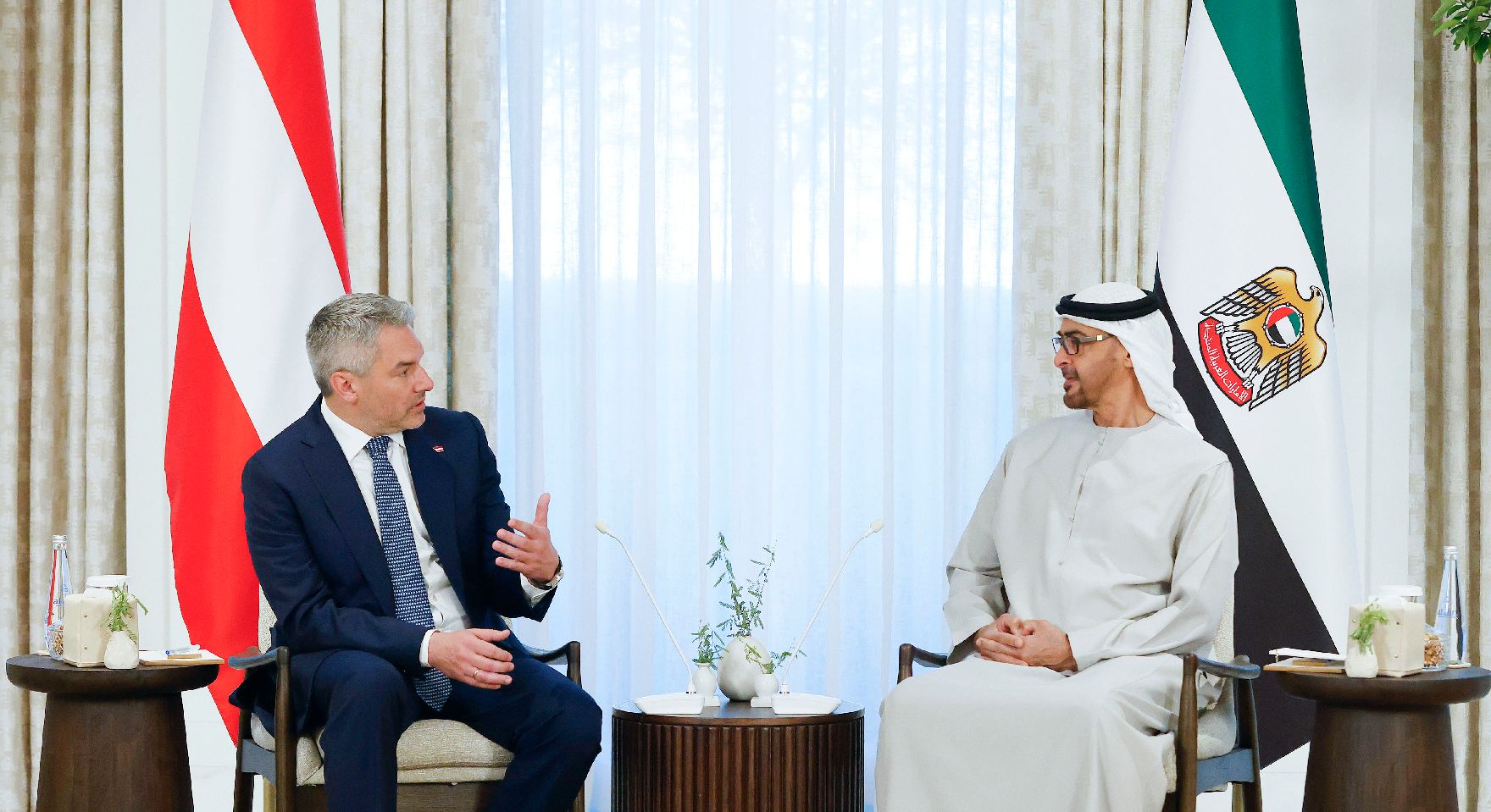 Am 27. Oktober 2022 reiste Bundeskanzler Karl Nehammer (l.) zu einem mehrtägigen Arbeitsbesuch nach Abu Dhabi. Im Bild mit Präsident Sheikh Mohamed Bin Zayed Alnahyan (r.).