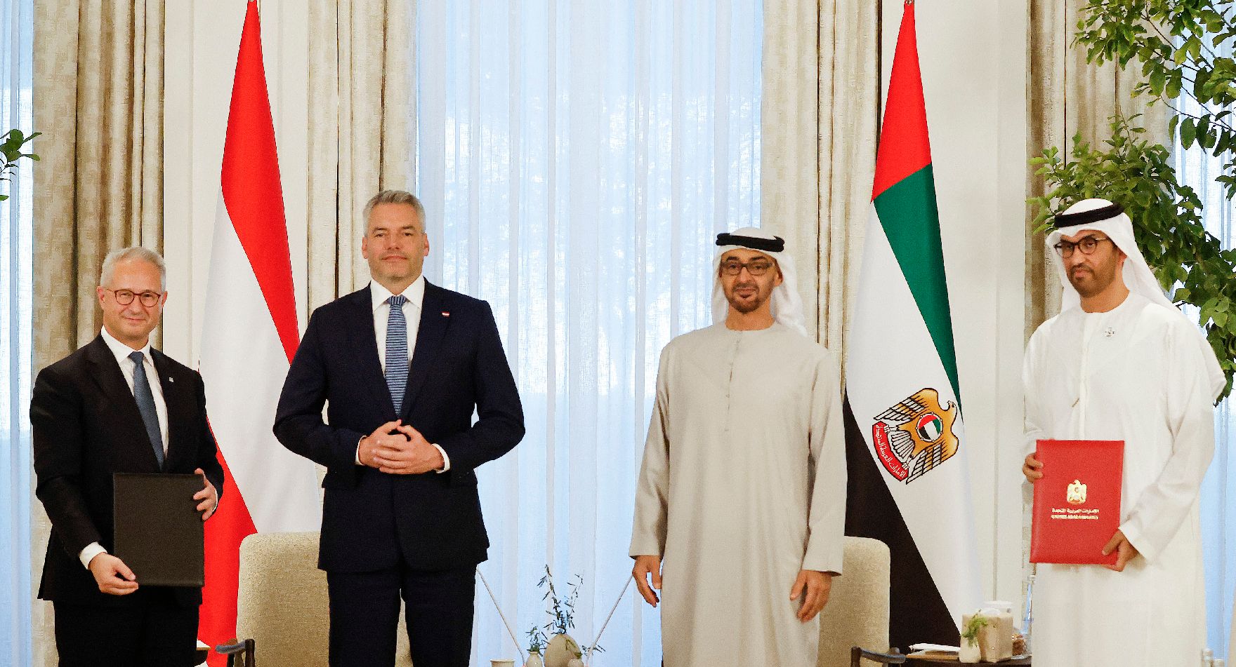 Am 27. Oktober 2022 reiste Bundeskanzler Karl Nehammer (m.l.) zu einem mehrtägigen Arbeitsbesuch nach Abu Dhabi. Im Bild mit Präsident Sheikh Mohamed Bin Zayed Alnahyan (m.r.).