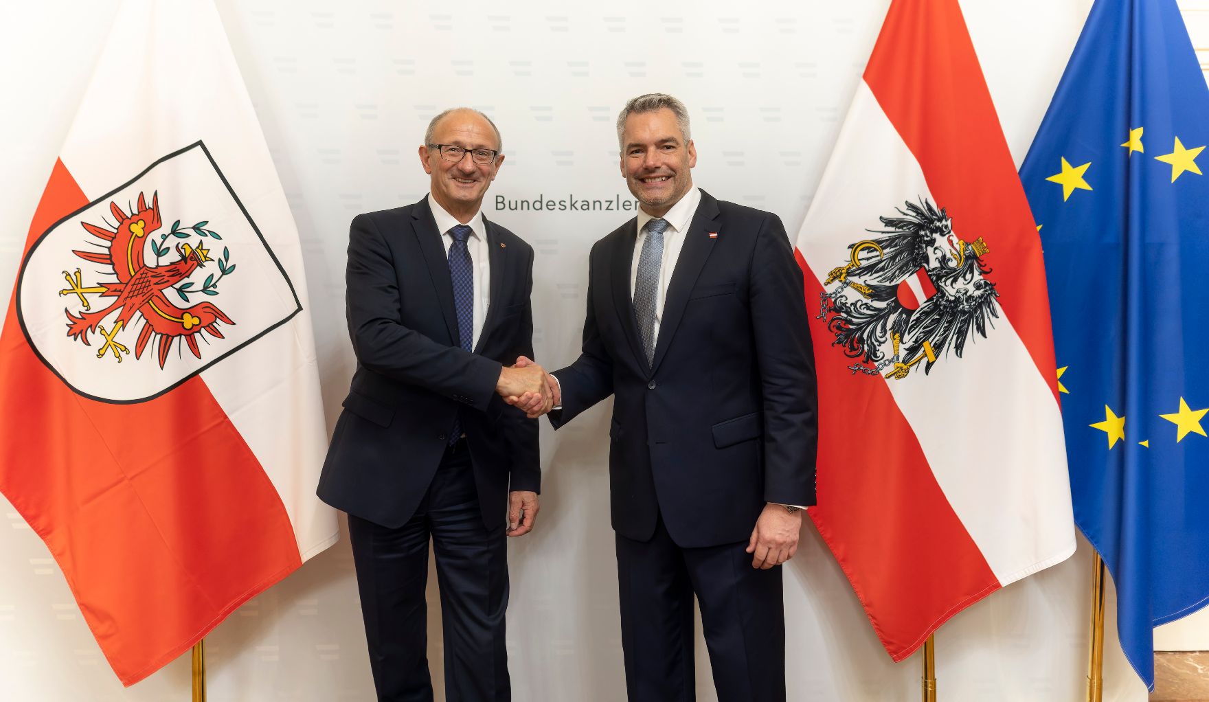 Am 10. November 2022 empfing Bundeskanzler Karl Nehammer (r.) den Tiroler Landeshauptmann Anton Mattle (l.) zu einem Gespräch.