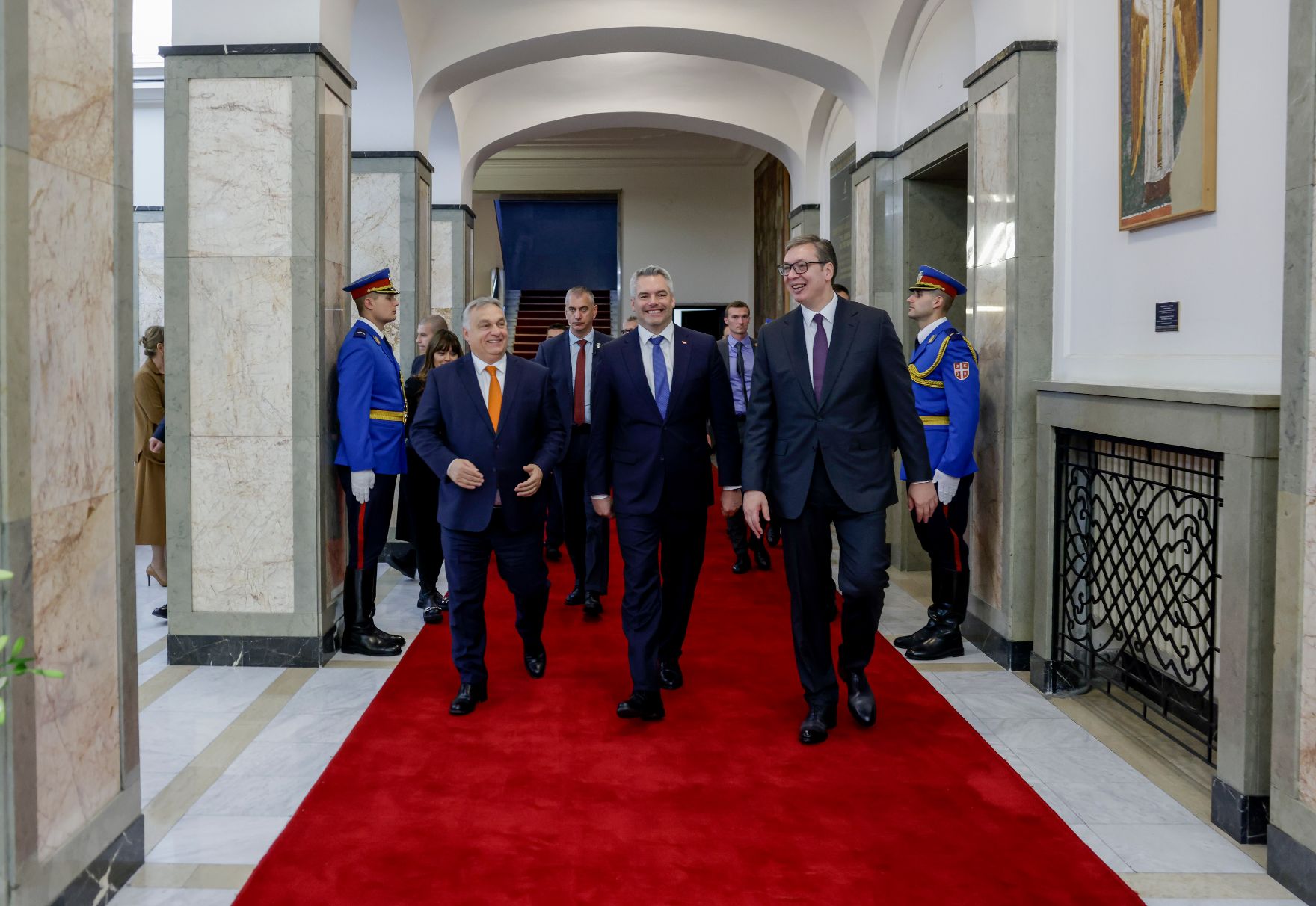Am 17. November 2022 reiste Bundeskanzler Karl Nehammer (m.) zu einem Arbeitsbesuch nach Belgrad. Im Bild mit dem serbischen Präsident Aleksandar Vucic (r.) und dem ungarischen Ministerpräsident Viktor Orban (l.).
