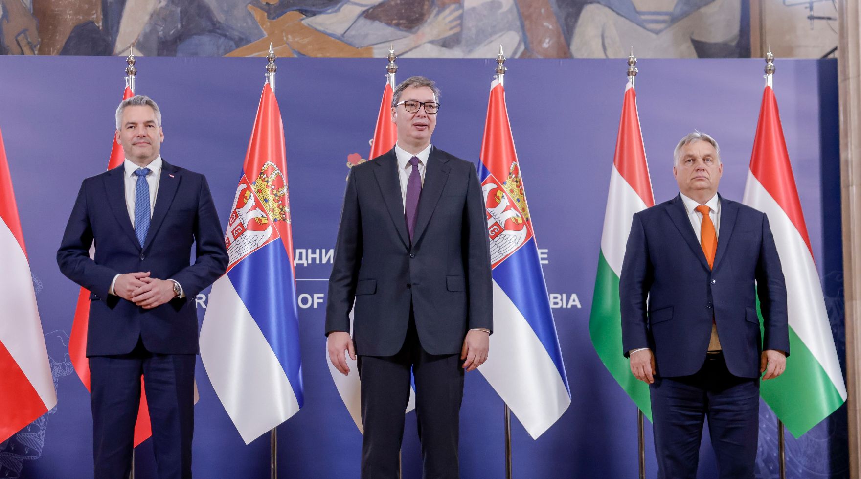 Am 17. November 2022 reiste Bundeskanzler Karl Nehammer (l.) zu einem Arbeitsbesuch nach Belgrad. Im Bild mit dem serbischen Präsident Aleksandar Vucic (m.) und dem ungarischen Ministerpräsident Viktor Orban (r.).