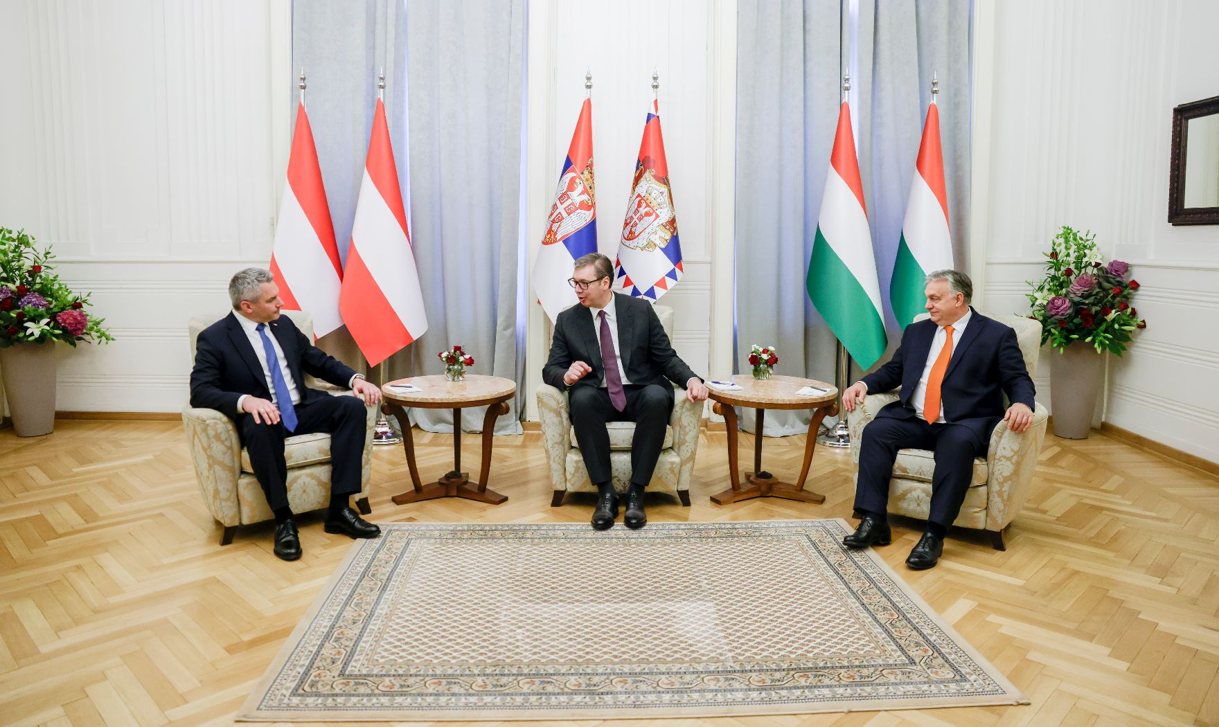Am 17. November 2022 reiste Bundeskanzler Karl Nehammer (l.) zu einem Arbeitsbesuch nach Belgrad. Im Bild mit dem serbischen Präsident Aleksandar Vucic (m.) und dem ungarischen Ministerpräsident Viktor Orban (r.).