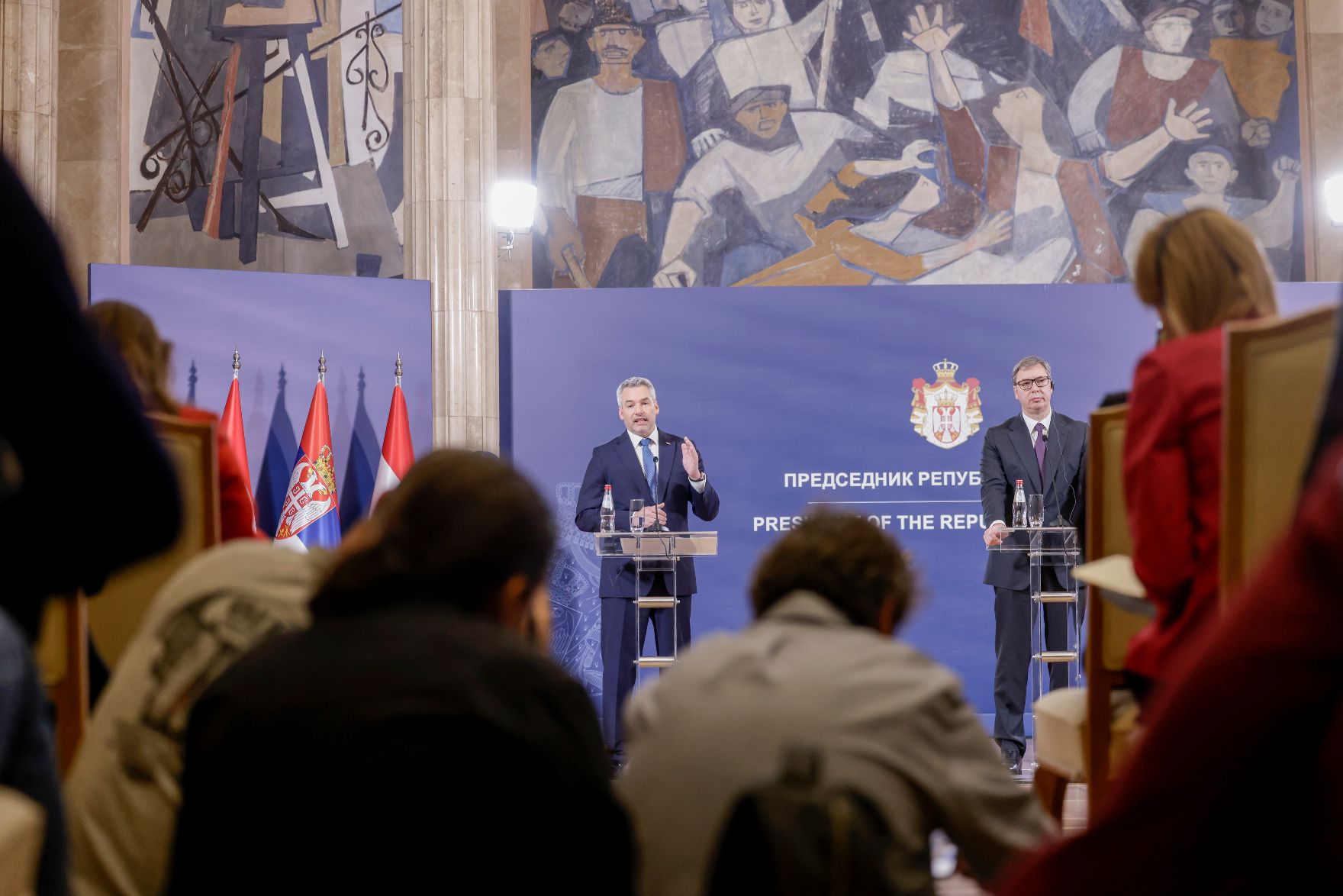 Am 17. November 2022 reiste Bundeskanzler Karl Nehammer (l.) zu einem Arbeitsbesuch nach Belgrad. Im Bild mit dem serbischen Präsident Aleksandar Vucic (r.).
