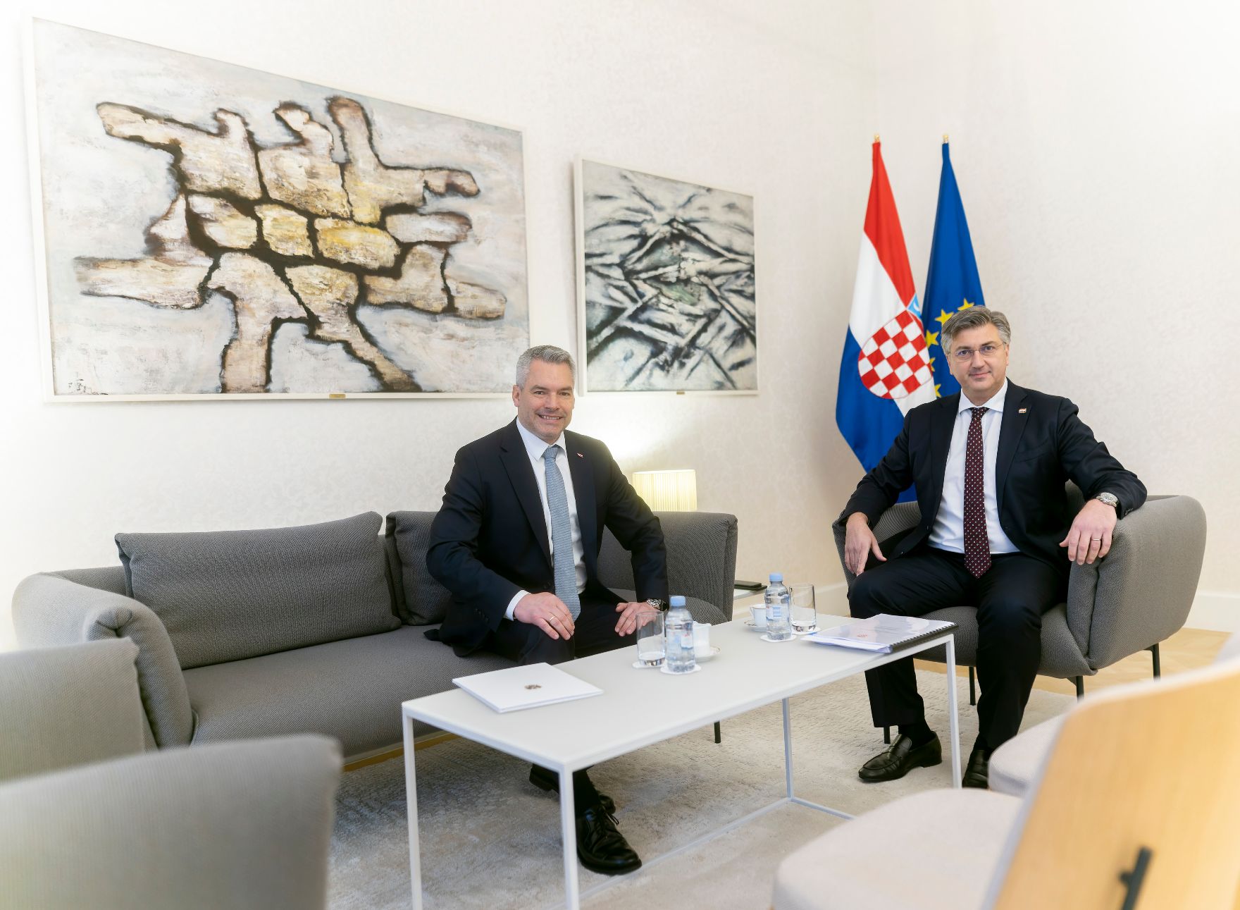 Am 23. November 2022 reiste Bundeskanzler Karl Nehammer (l.) zu einem Arbeitsbesuch nach Zagreb. Im Bild mit dem kroatischen Premierminister Andrej Plenkovic (r.).