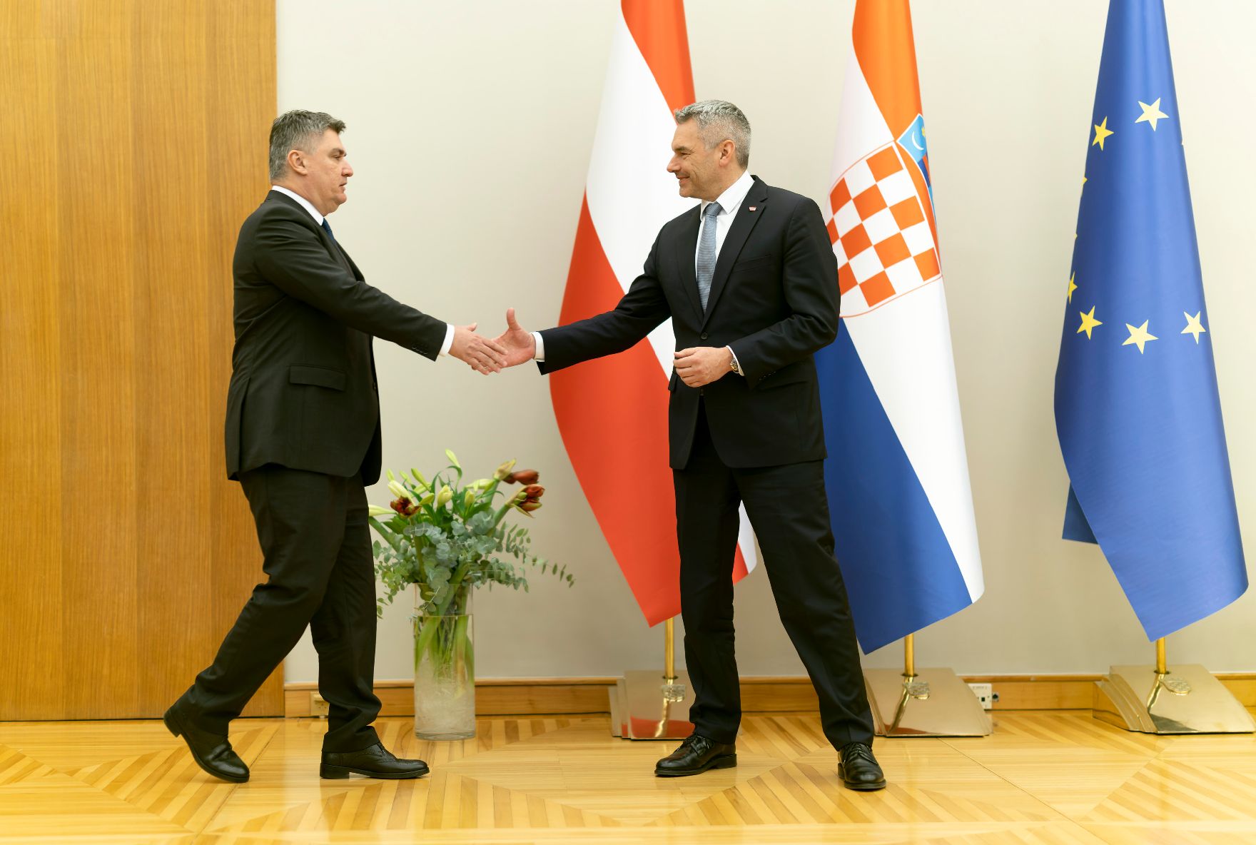 Am 23. November 2022 reiste Bundeskanzler Karl Nehammer (l.) zu einem Arbeitsbesuch nach Zagreb. Im Bild mit dem kroatischen Staatspräsidenten, Zoran Milanov (r.).