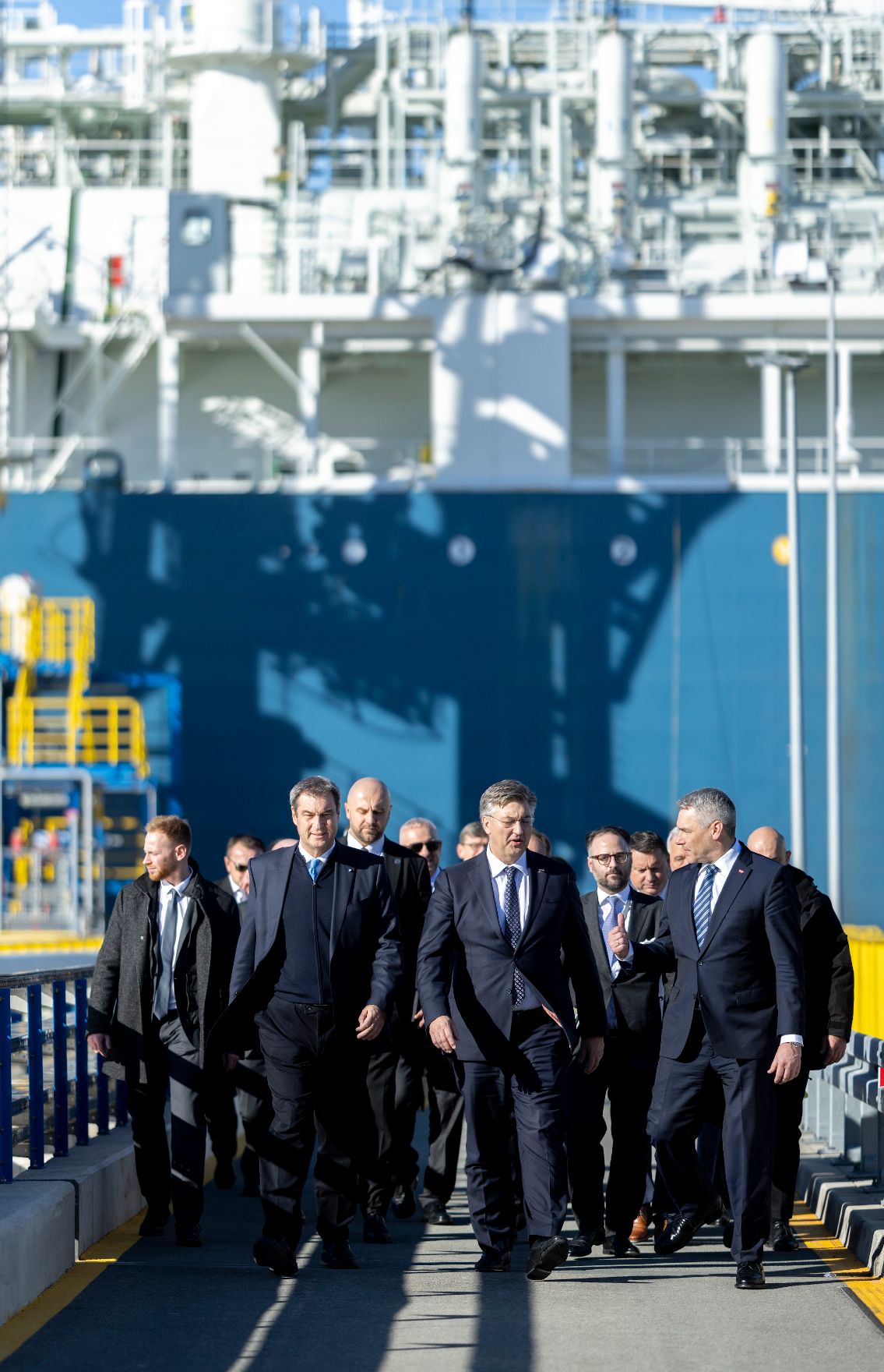 Am 23. November 2022 setzte Bundeskanzler Karl Nehammer (r.) seinen Arbeitsbesuch in Zagreb fort. Im Bild mit dem kroatischen Premierminister Andrej Plenkovic (m.) und dem bayrischen Ministerpräsidenten Markus Söder (l.) beim LNG Terminal.