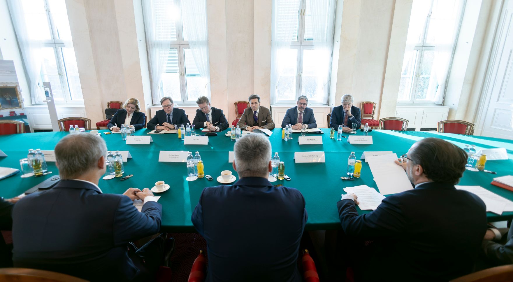 Am 13. Dezember 2022 lud Bundeskanzler Karl Nehammer gemeinsam mit Bundesminister Alexander Schallenberg und Bundesminister Martin Kocher Vertreterinnen und Vertreter der Wirtschaft zu einem Gespräch ein.