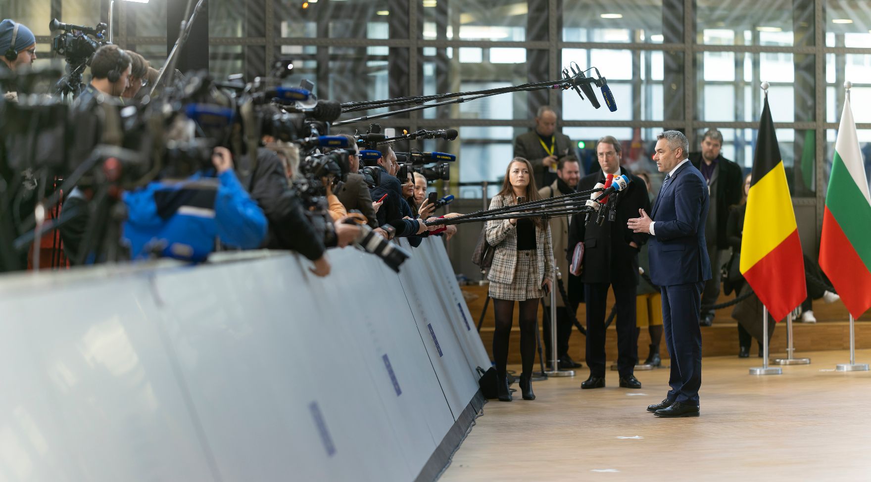 Am 15. Dezember 2022 nahm Bundeskanzler Karl Nehammer am Europäischen Rat der Staats- und Regierungschefs teil. Im Bild beim Doorstep vor dem Rat.