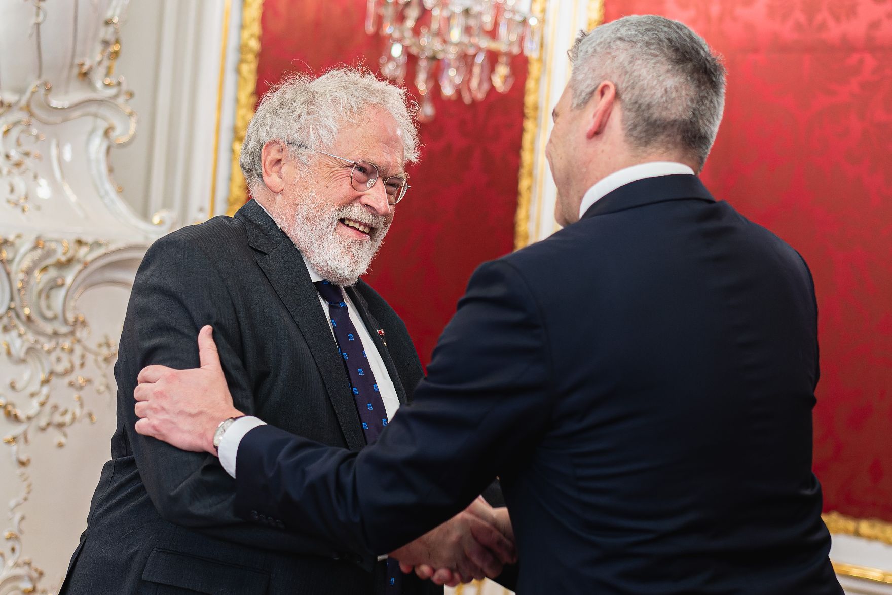 Am 20. Dezember 2022 nahm Bundeskanzler Karl Nehammer (r.) an der der Verleihung eines Ehrenzeichens an Nobelpreisträger Anton Zeilinger (l.) teil.