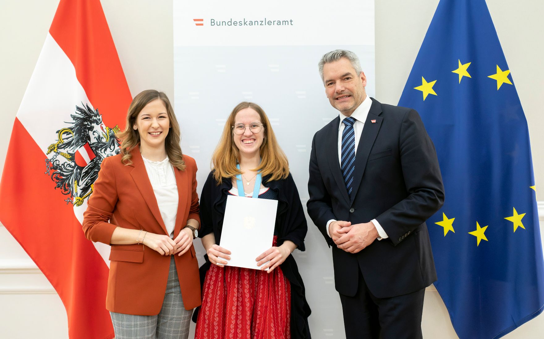 Am 17. Jänner 2023 lud Bundeskanzler Karl Nehammer (r.) gemeinsam mit Bundesministerin Claudia Plakolm (l.) das österreichische WorldSkills-Team 2022 zum einem Empfang im Bundeskanzleramt ein.