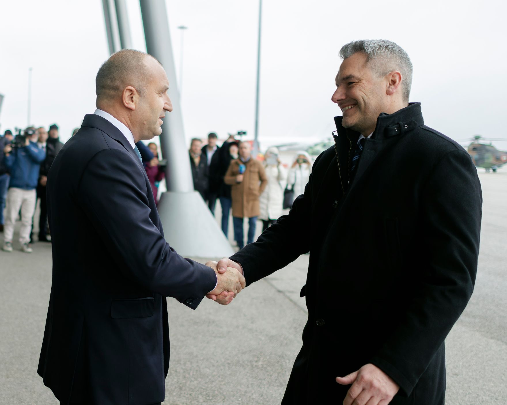Am 23. Jänner 2023 reiste Bundeskanzler Karl Nehammer (r.) gemeinsam mit Innenminister Gerhard Karner zu einem Arbeitsbesuch nach Bulgarien. Im Bild mit dem bulgarischen Präsidenten Rumen Radew (l.).