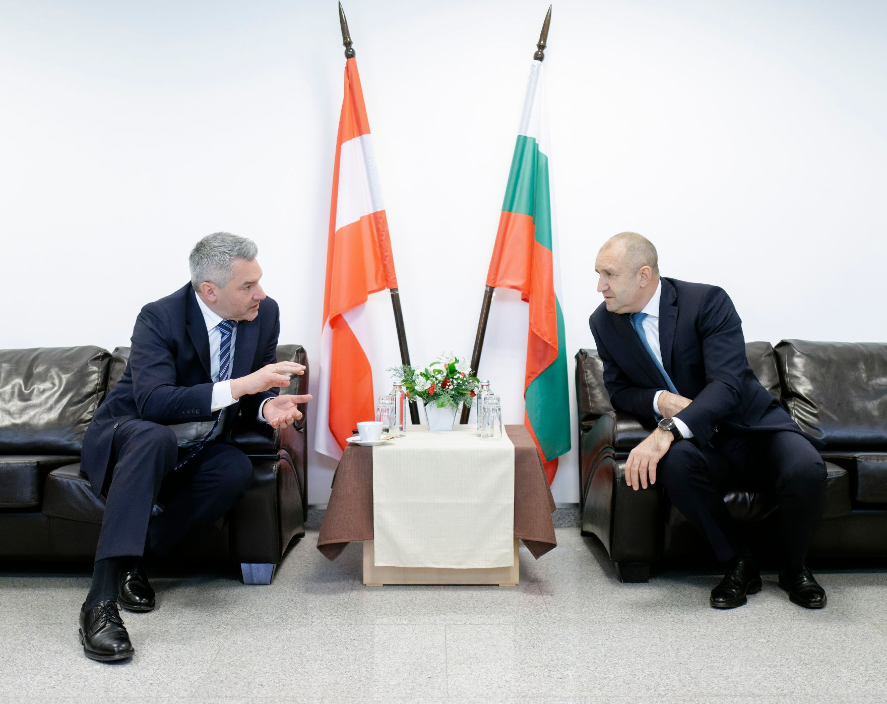 Am 23. Jänner 2023 reiste Bundeskanzler Karl Nehammer (l.) gemeinsam mit Innenminister Gerhard Karner zu einem Arbeitsbesuch nach Bulgarien. Im Bild mit dem bulgarischen Präsidenten Rumen Radew (r.).