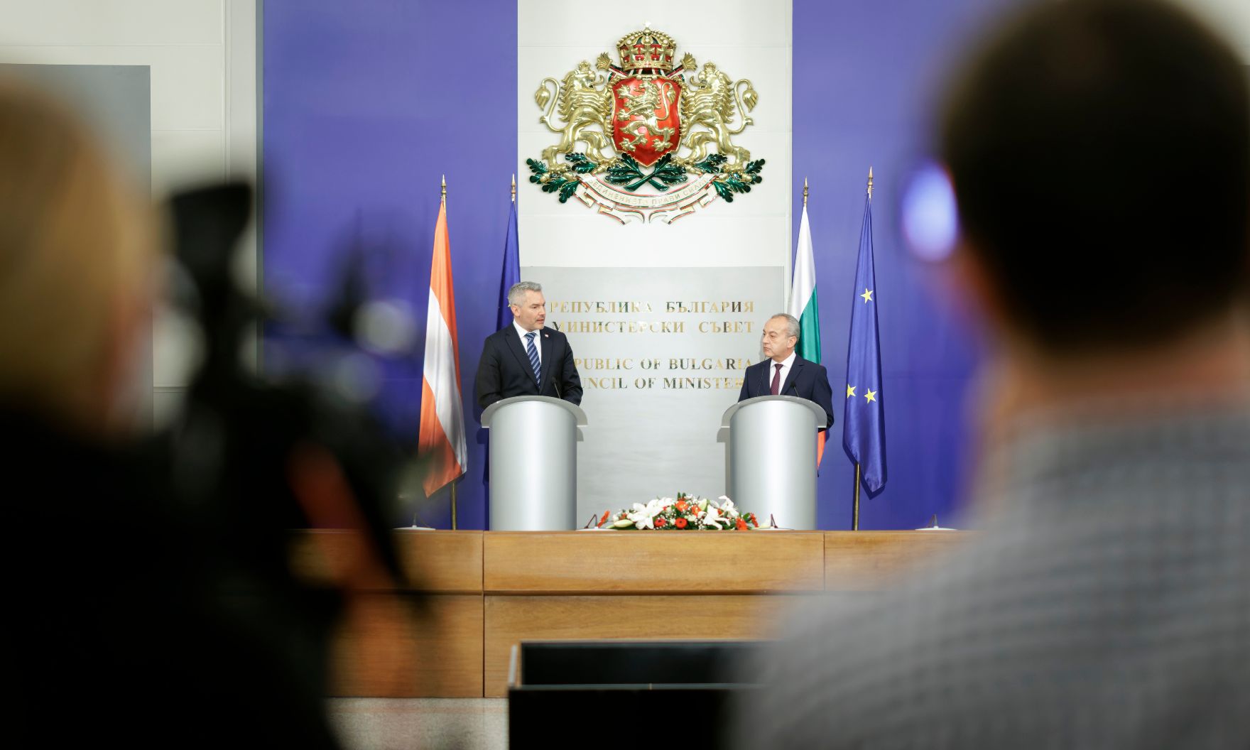 Am 23. Jänner 2023 reiste Bundeskanzler Karl Nehammer (l.) zu einem Arbeitsbesuch nach Bulgarien. Im Bild bei einem gemeinsamen Pressestatement mit dem bulgarischen Premierminister Galab Donew (r.).