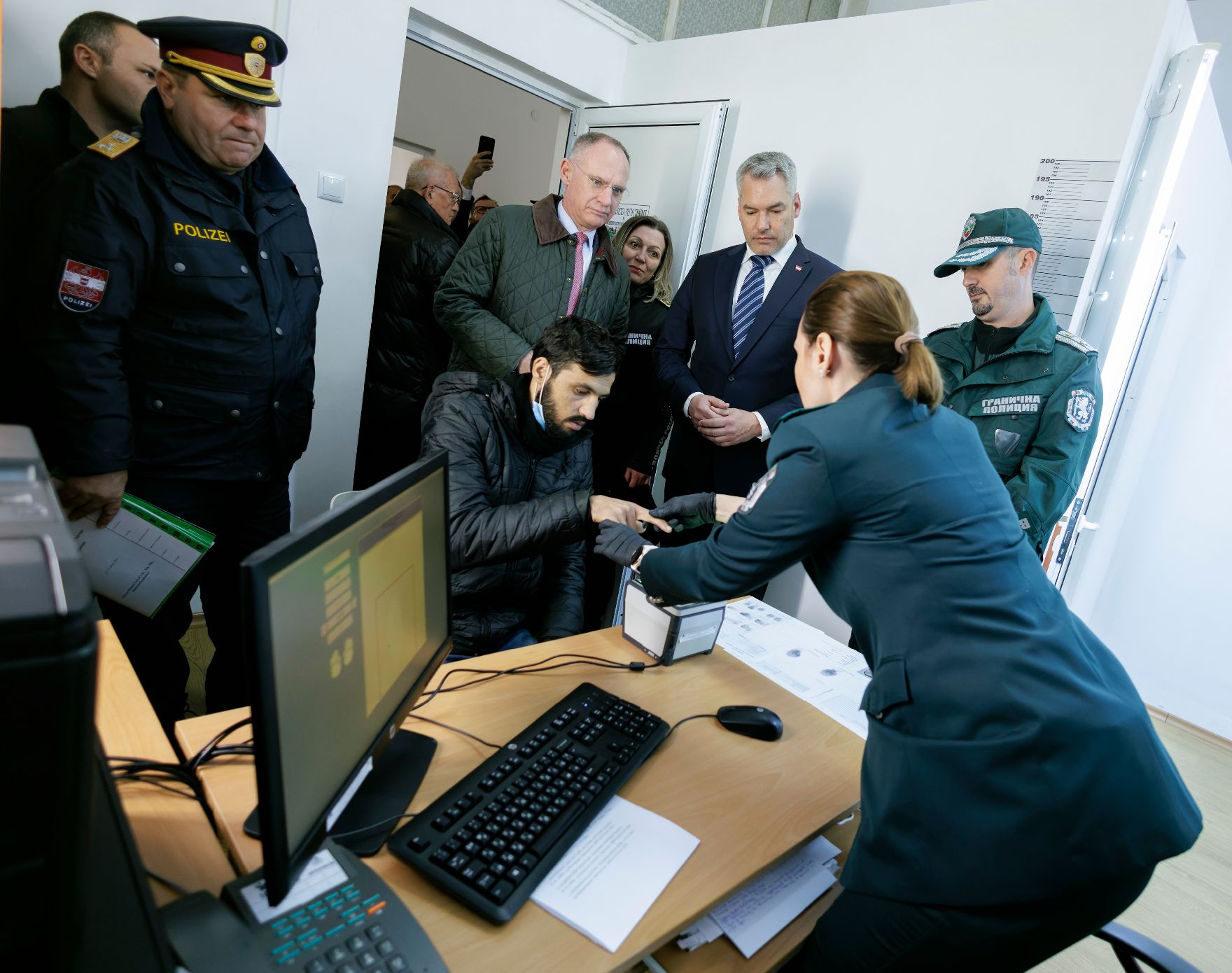 Am 23. Jänner 2023 reiste Bundeskanzler Karl Nehammer gemeinsam mit Innenminister Gerhard Karner zu einem Arbeitsbesuch nach Bulgarien. Im Bild bei der Besichtigung des regionalen Koordinationszentrum der Grenzpolizei.