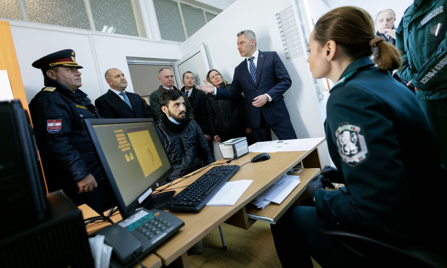 Am 23. Jänner 2023 reiste Bundeskanzler Karl Nehammer gemeinsam mit Innenminister Gerhard Karner zu einem Arbeitsbesuch nach Bulgarien. Im Bild mit dem bulgarischen Präsidenten Rumen Radew bei der Besichtigung des regionalen Koordinationszentrum der Grenzpolizei.
