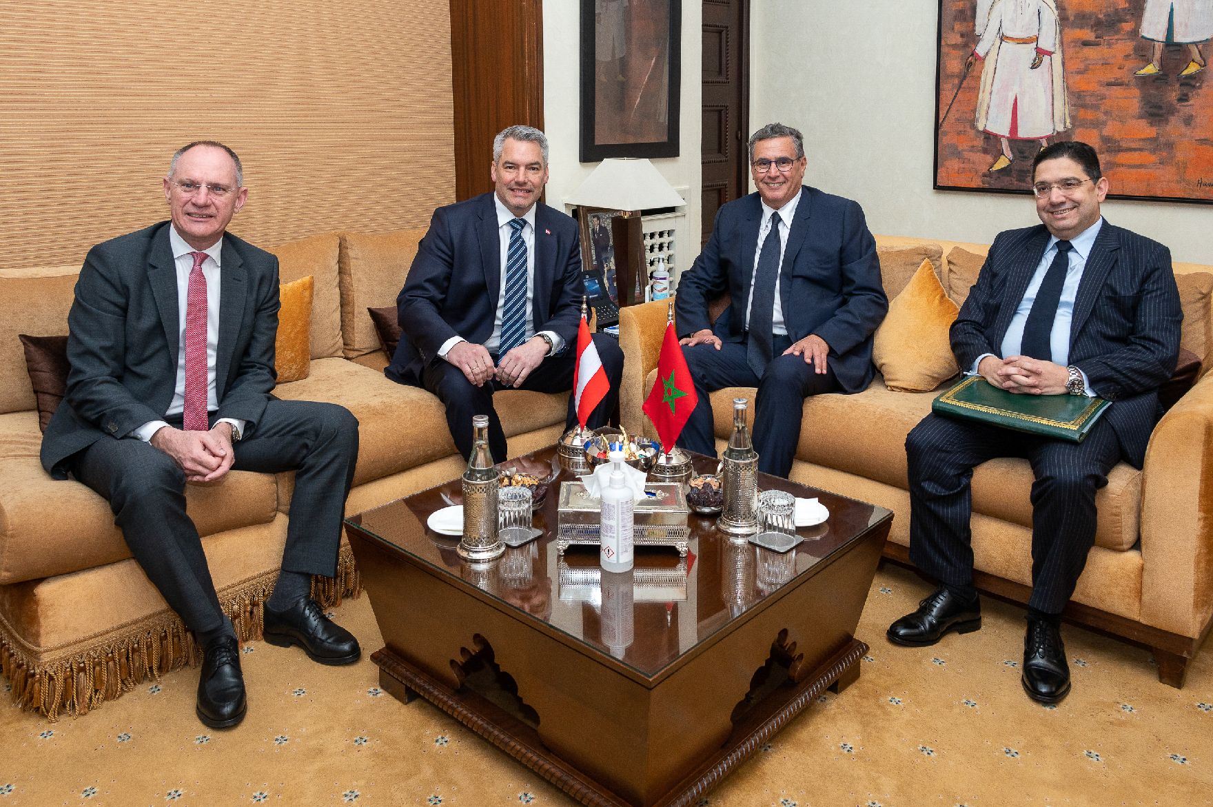Am 27. und 28. Februar 2023 reiste Bundeskanzler Nehammer (2.v.l.) zu einem Arbeitsbesuch nach Marokko. Im Bild mit dem marokkanischen Premierminister Aziz Akhannouch (3.v.l.) und Bundesminister Gerhard Karner (l.).