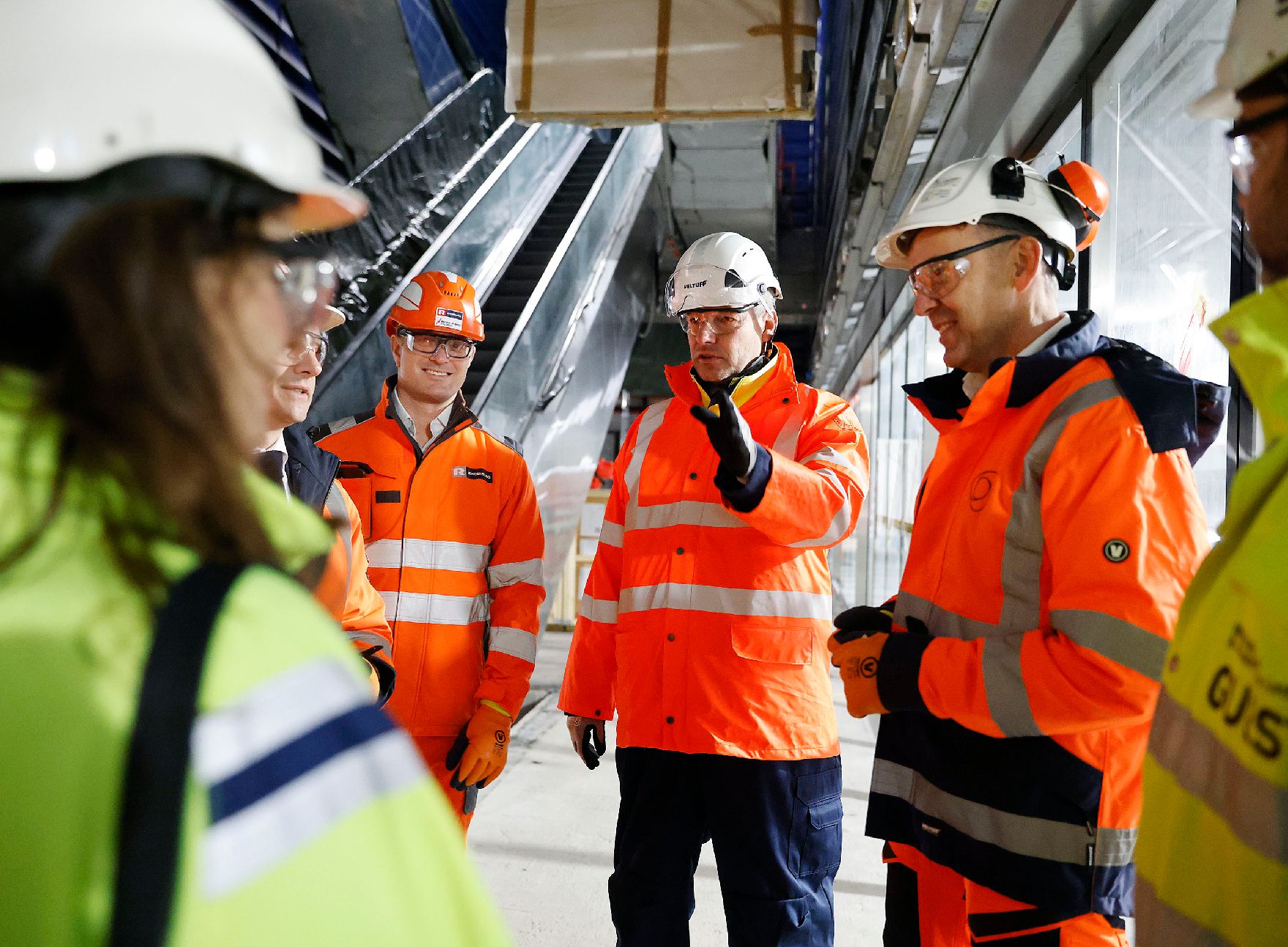 Am 31. März 2023 reiste Bundeskanzler Karl Nehammer zu einem Arbeitsbesuch nach Dänemark. Im Bild beim Besuch der U-Bahn Baustelle der Firma Rhomberg in Kopenhagen.
