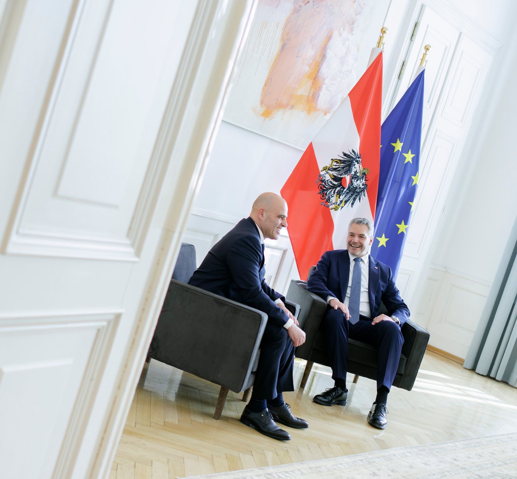 Am 20. April 2023 empfing Bundeskanzler Karl Nehammer (r.) den nordmazedonischen Premierminister Dimitar Kovacevski (l.) zu einem Arbeitsgespräch im Bundeskanzleramt.