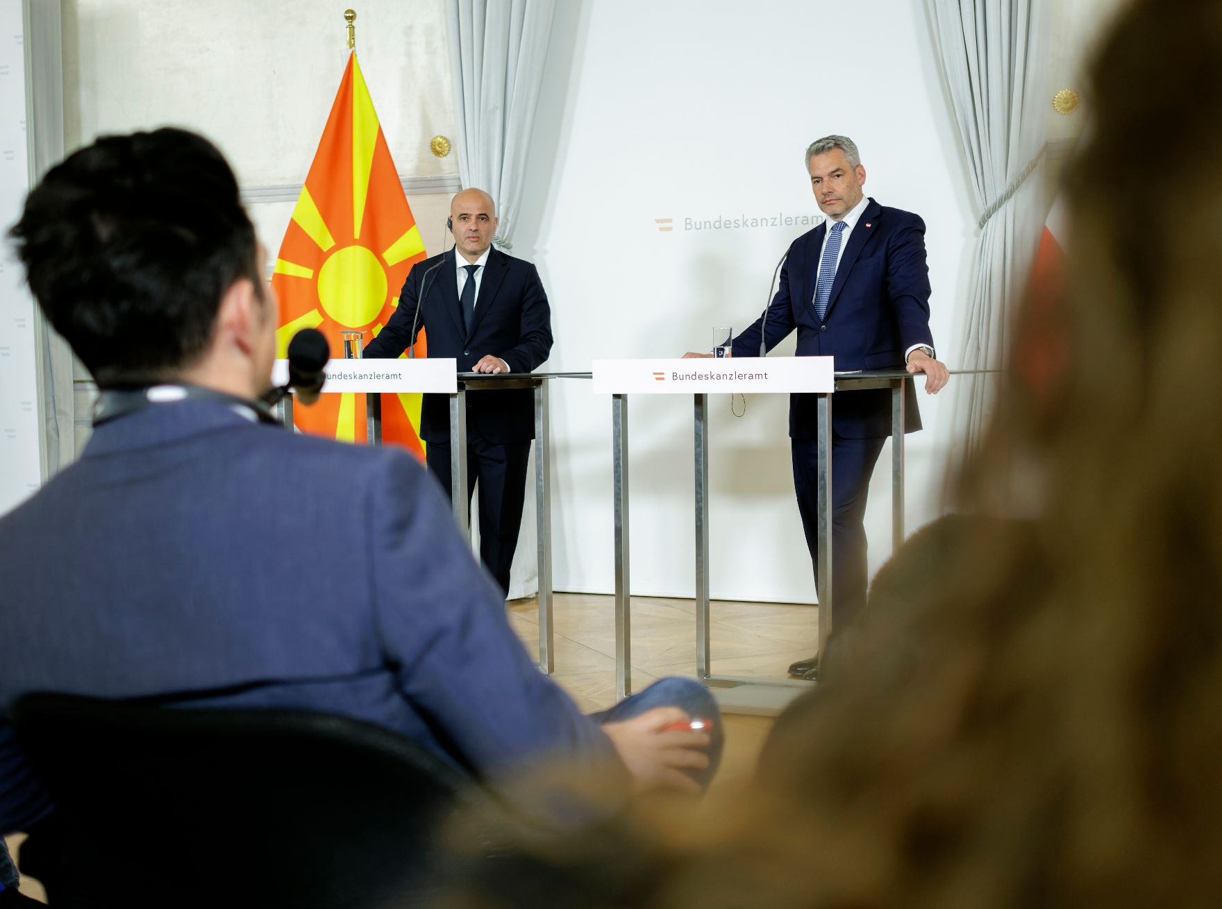 Am 20. April 2023 empfing Bundeskanzler Karl Nehammer (r.) den nordmazedonischen Premierminister Dimitar Kovacevski (l.) zu einem Arbeitsgespräch im Bundeskanzleramt. Im Bild bei der Pressekonferenz.