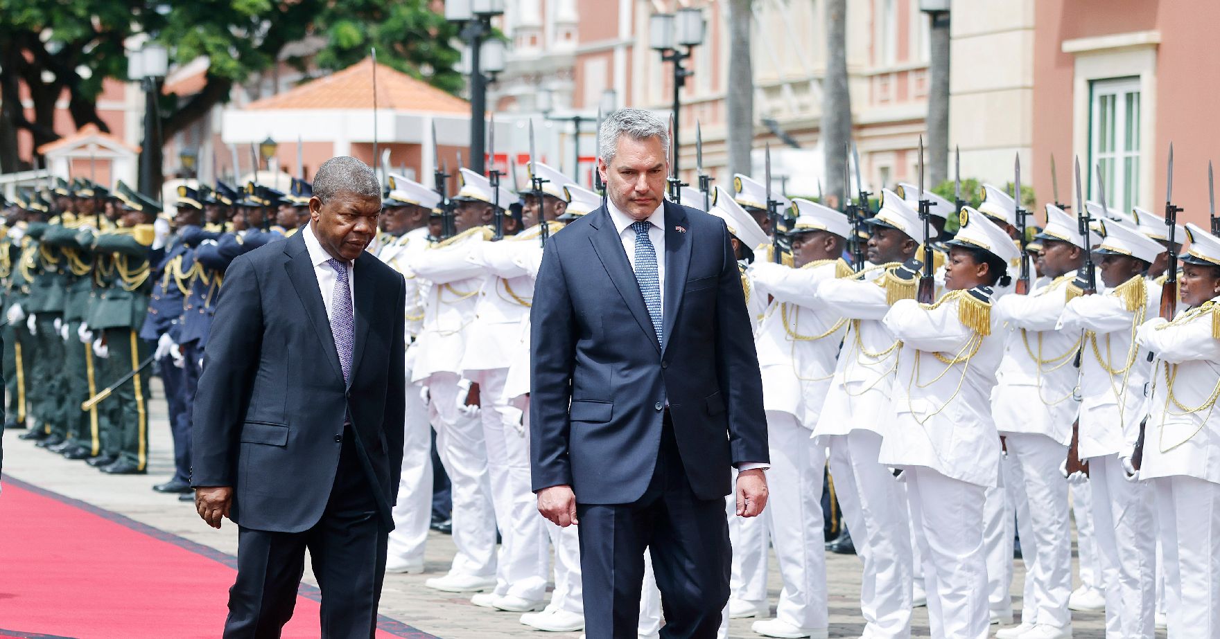 Am 24. April 2023 reiste Bundeskanzler Karl Nehammer (r.) zu einem Arbeitsbesuch nach Angola. Im Bild mit dem Präsidenten von Angola Joao Lourenco (l.).