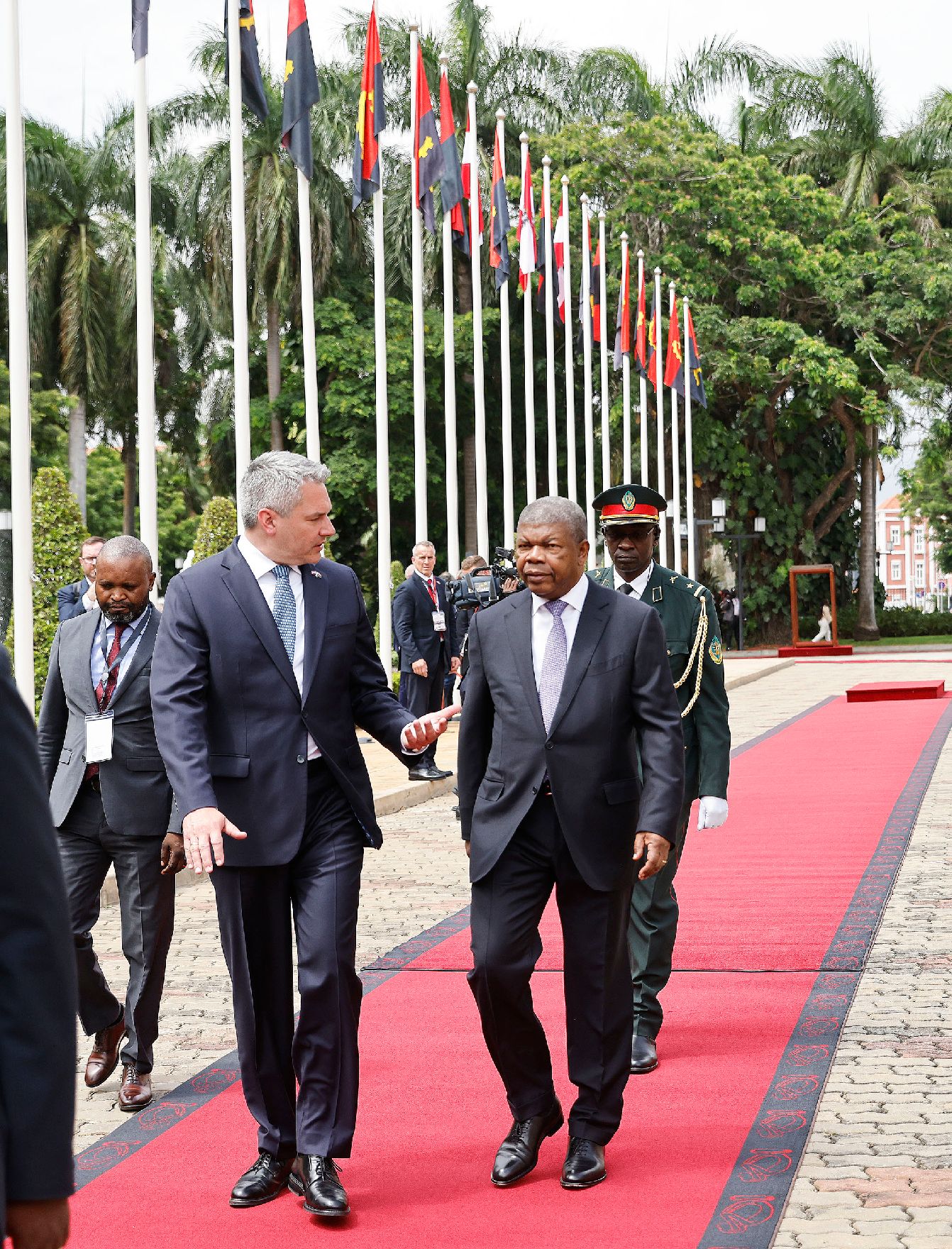 Am 24. April 2023 reiste Bundeskanzler Karl Nehammer (l.) zu einem Arbeitsbesuch nach Angola. Im Bild mit dem Präsidenten von Angola Joao Lourenco (r.).