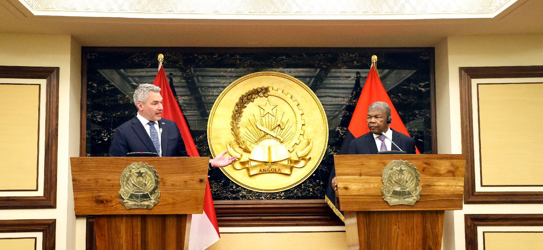 Am 24. April 2023 reiste Bundeskanzler Karl Nehammer (l.) zu einem Arbeitsbesuch nach Angola. Im Bild mit dem Präsidenten von Angola Joao Lourenco (r.) bei einer gemeinsamen Pressekonferenz.