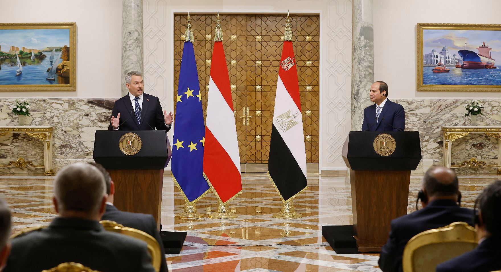 Am 27. April 2023 reiste Bundeskanzler Karl Nehammer (l.) zu einem Arbeitsbesuch nach Ägypten. Im Bild mit dem Präsidenten von Ägypten Abdel Fatah El-Sisi (r.) bei einer Pressekonferenz in Kairo.