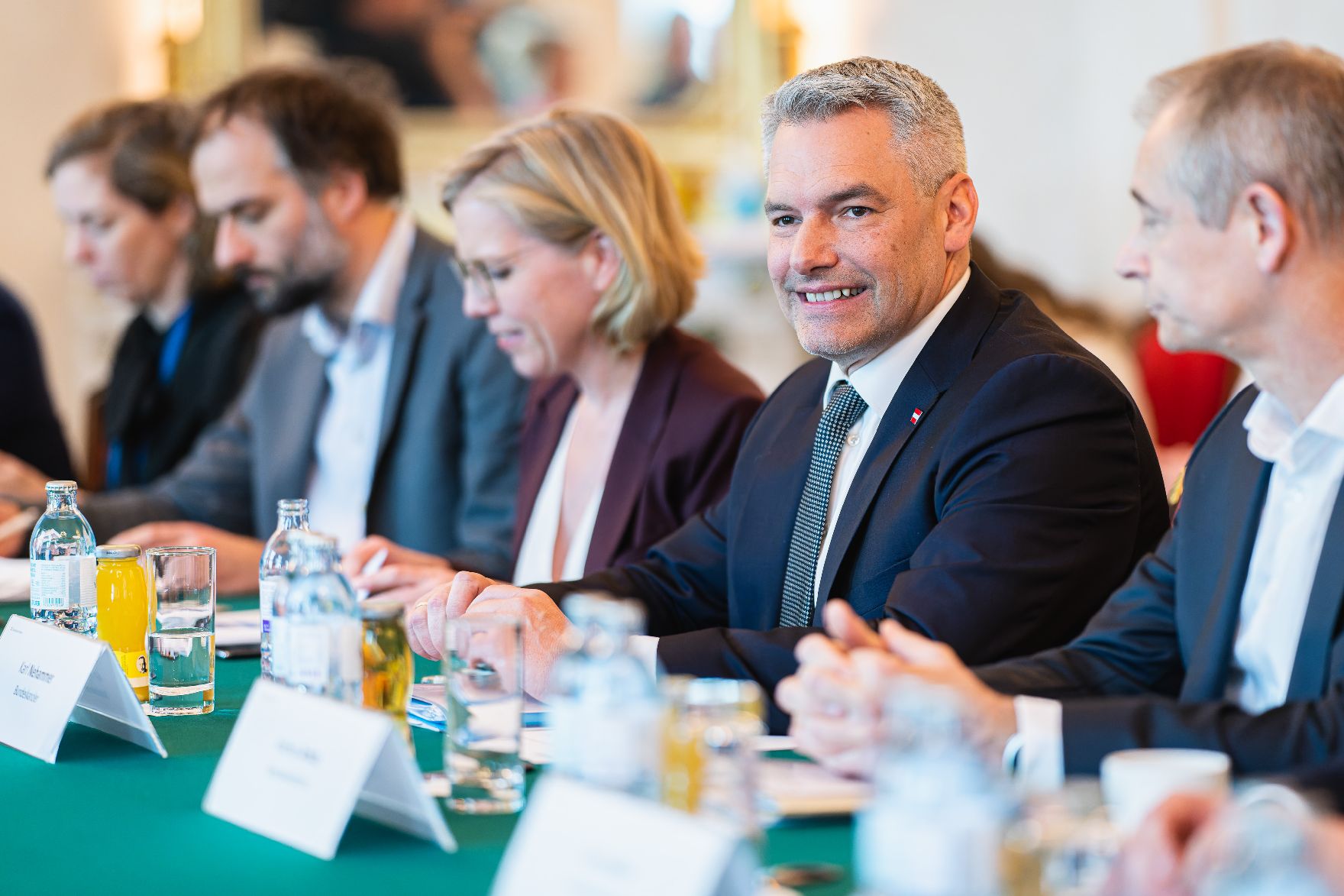 Am 28. April 2023 lud Bundeskanzler Karl Nehammer (2.v.r.) Expertinnen und Experten zu einem Gipfel im Bundeskanzleramt ein. Im Bild mit Bundesministerin Leonore Gewessler (3.v.r.)