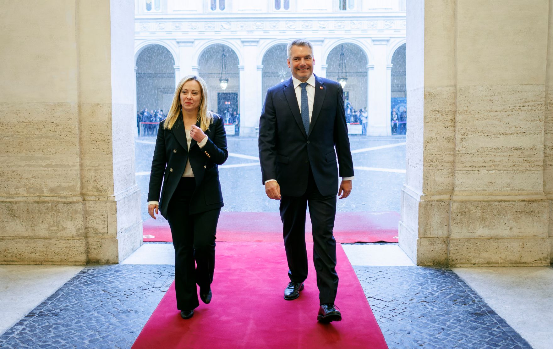 Am 2. Mai 2023 reiste Bundeskanzler Karl Nehammer (r.) zu einem Arbeitsbesuch nach Italien. Im Bild mit der italienischen Premierministerin Giorgia Meloni (l.).