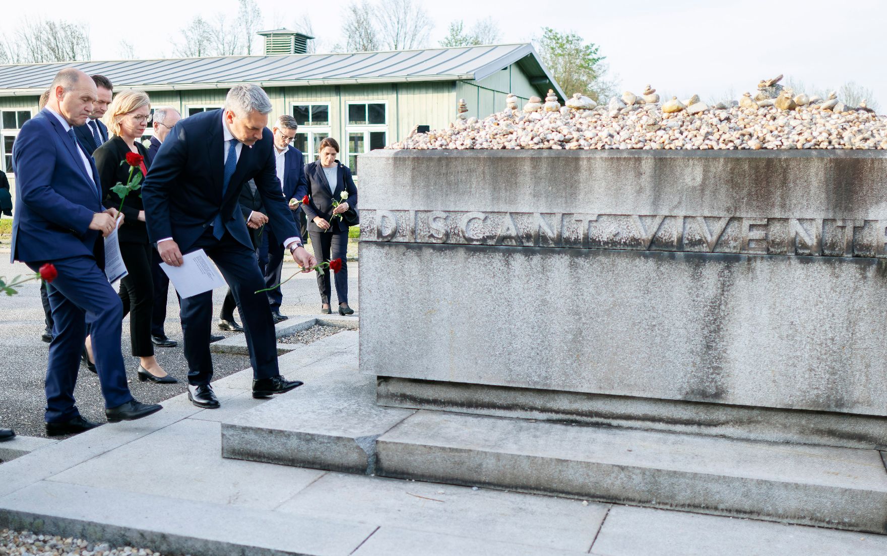 Am 4. Mai 2023 nahm Bundeskanzler Karl Nehammer (r.) am Festakt zum Gedenken an die Befreiung des KZ-Gusen und KZ-Mauthausen teil.