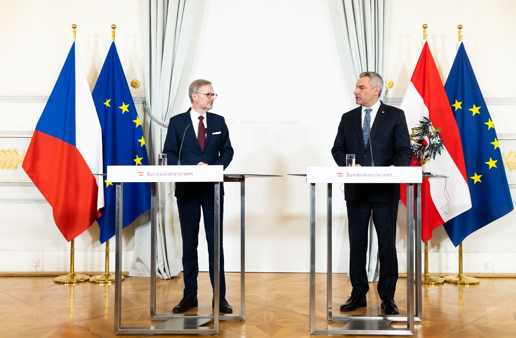 Am 4. Dezember 2023 empfing Bundeskanzler Karl Nehammer (r.) den tschechischen Ministerpräsidenten Petr Fiala (l.) zu einem Arbeitsgespräch. Im Bild bei einer anschließenden Pressekonferenz.