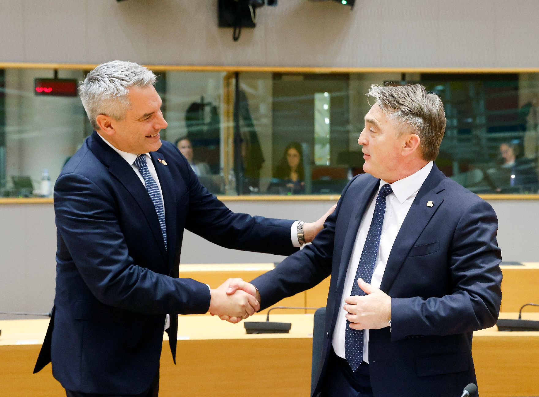 Am 13. Dezember 2023 nahm Bundeskanzler Karl Nehammer (l.) am EU-Westbalkan Gipfel in Brüssel teil. Im Bild mit Zeljko Komsic (r.) dem Präsidenten des aktuellen Staatspräsidium von Bosnien und Herzegowina.
