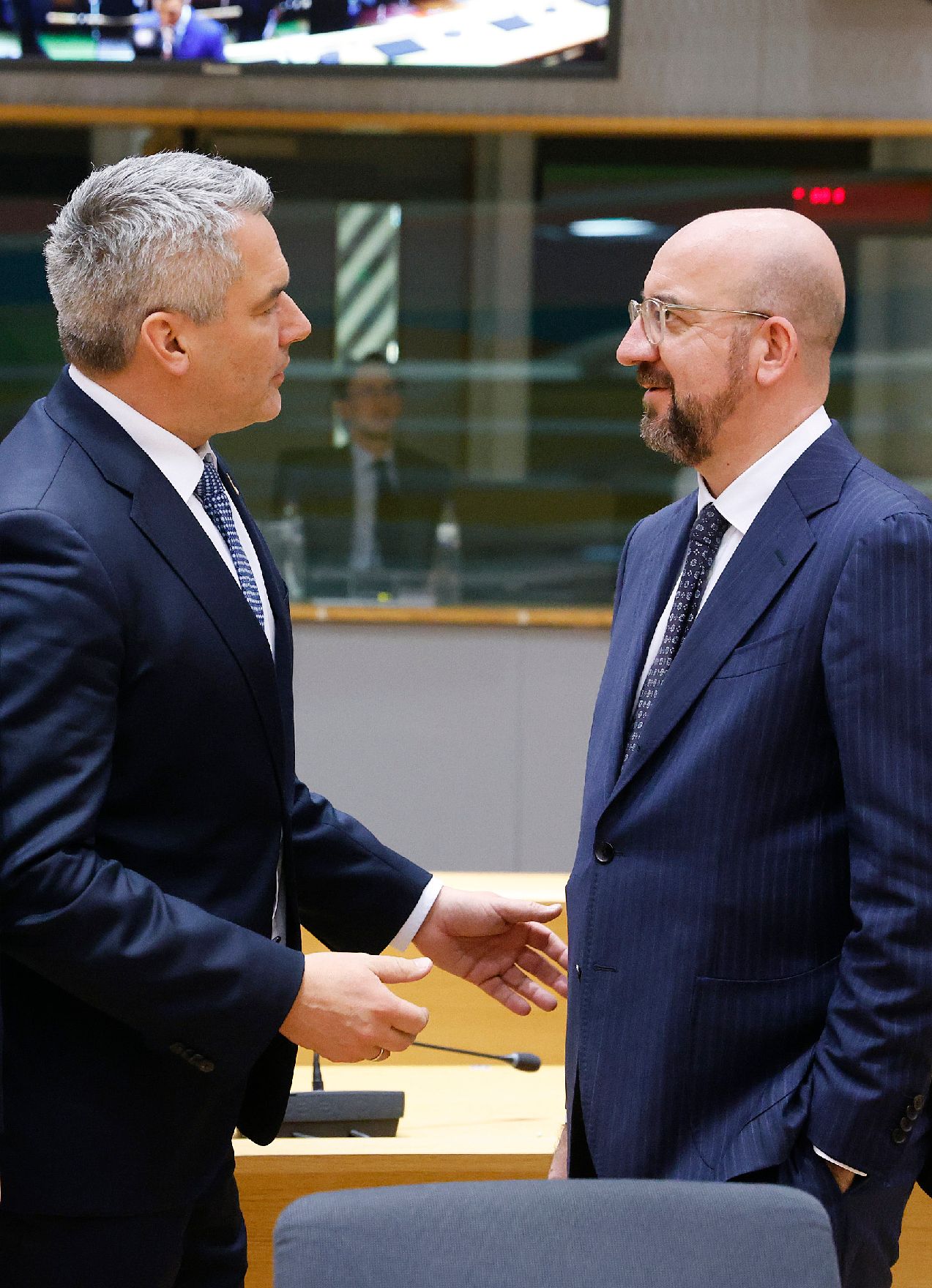 Am 13. Dezember 2023 nahm Bundeskanzler Karl Nehammer (l.) am Westbalkan-Gipfel teil. Im Bild mit dem Präsidenten des Europäischen Rates Charles Michel (r.).
