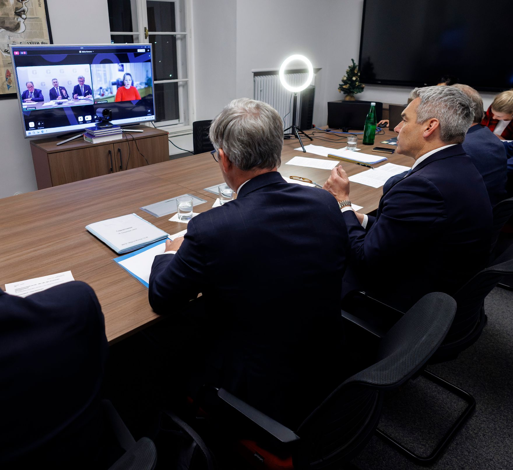 Am 19. Dezemeber 2023 nahm Bundeskanzler Karl Nehammer gemeinsam mit Bundesminister Magnus Brunner an einer Videokonferenz mit österreichischen Bürgermeisterinnen und Bürgermeistern teil.