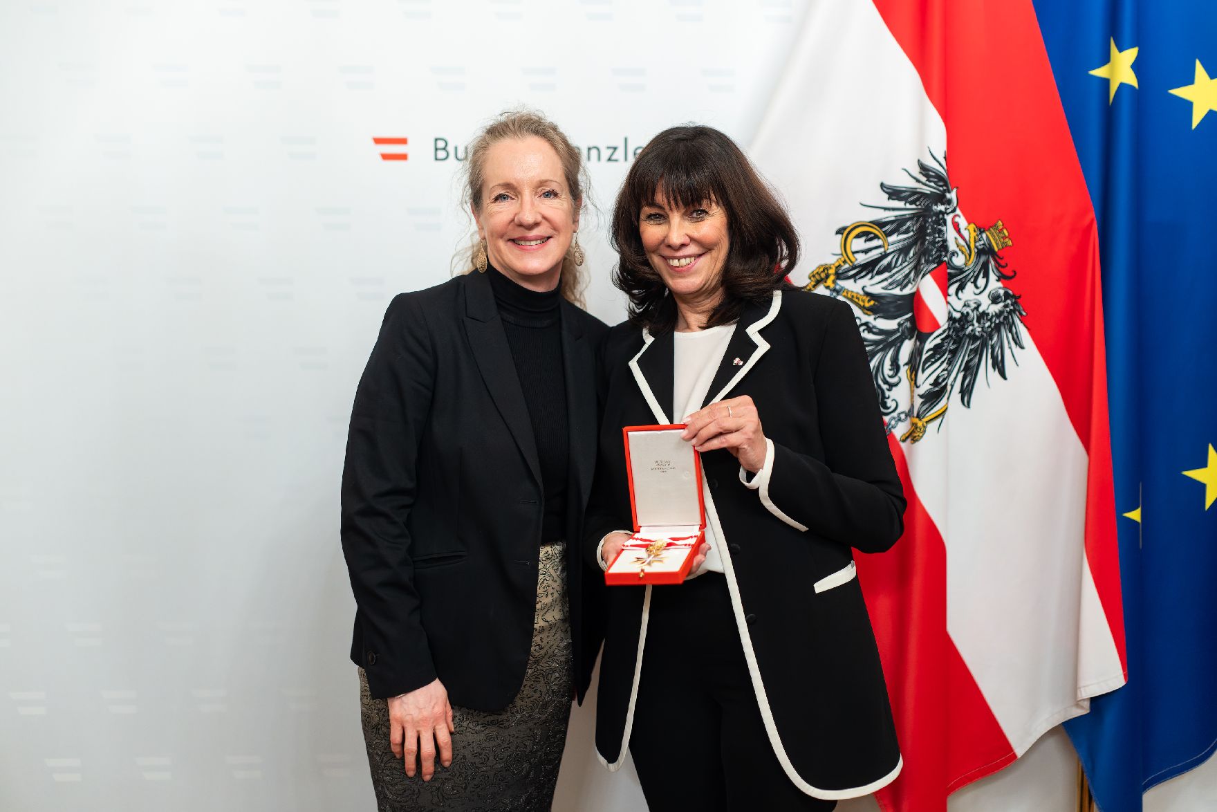 Am 17. Jänner 2024 überreichte Bundeskanzler Karl Nehammer das Große Goldene Ehrenzeichen für Verdienste um die Republik Österreich an die Vize-Präsidentin der WKO Martha Schultz (r.).