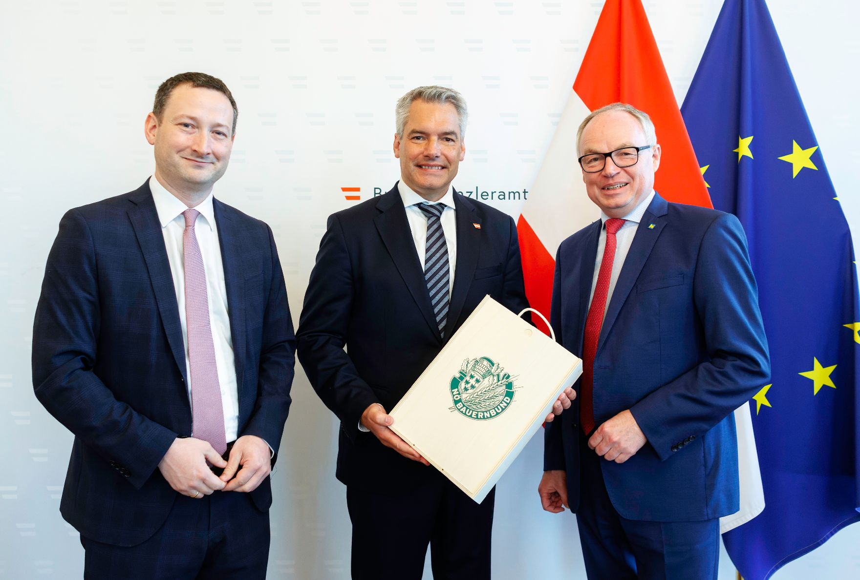 Am 15. April 2024 empfing Bundeskanzler Karl Nehammer (m.) den Landesobmann Stephan Pernkopf (r.) und Bauernbunddirektor Paul Nemecek (l.) des NÖ Bauerbundes zu einem Arbeitsgespräch.