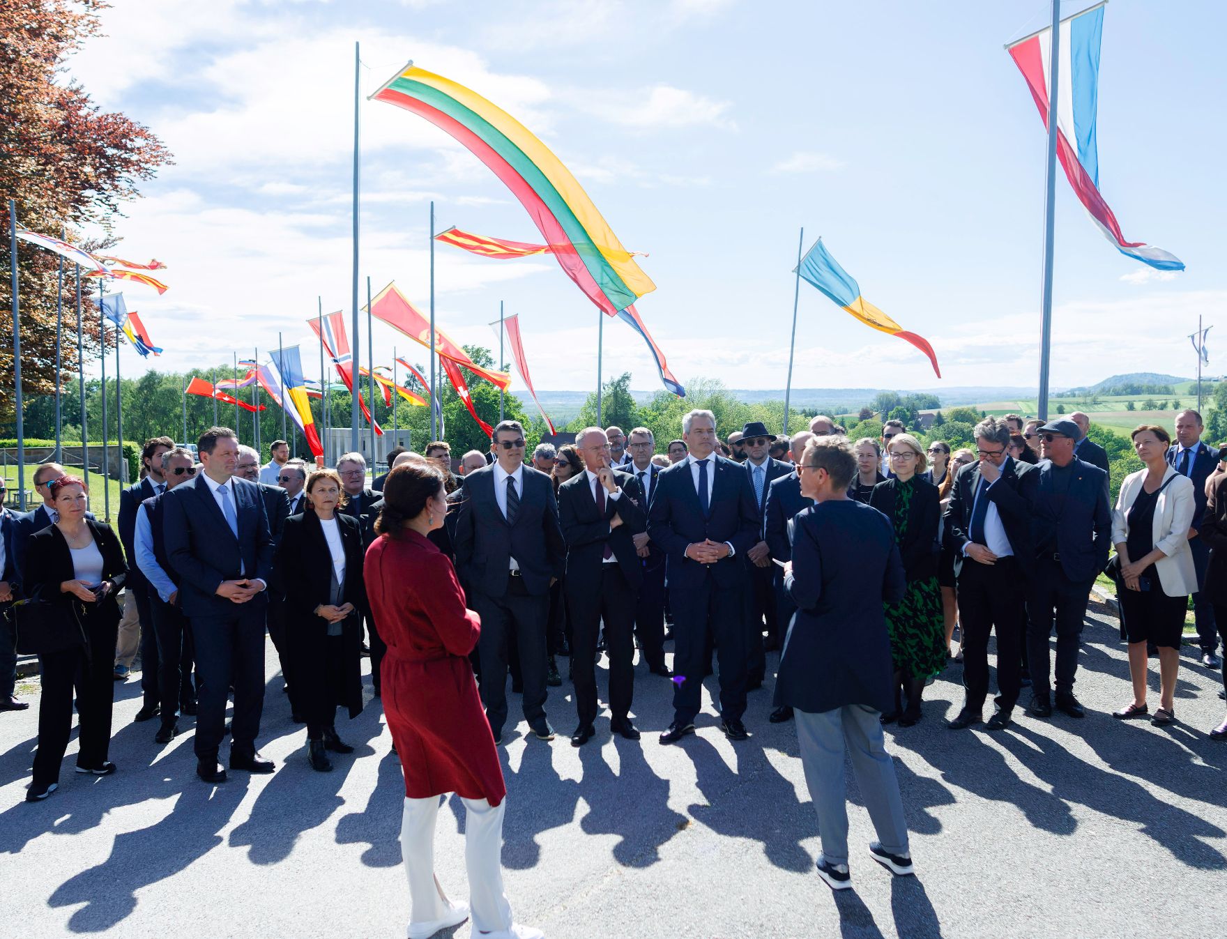 Am 2. Mai 2024 nahm Bundeskanzler Karl Nehammer (m.r.) am Festakt zum Gedenken an die Befreiung des KZ-Gusen und KZ-Mauthausen teil. Im Bild mit Bundesminister Martin Polaschek (3.v.r.), Bundesminister Gerhard Karner (m.), Bundesminister Norbert Totschnig (2.v.l.), Staatssekretärin Susanne Kraus-Winkler (3.v.l.) und mit Oskar Deutsch (m.l.) dem Präsidenten der Israelitischen Kultusgemeinden Österreichs.