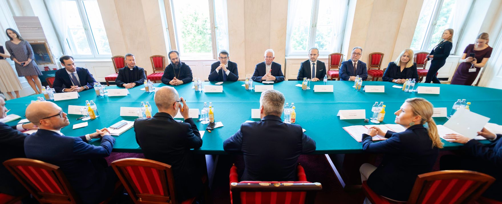 Am 14. Mai 2024 lud Bundeskanzler Karl Nehammer gemeinsam mit Bundesministerin Susanne Raab zu einem runden Tisch der Religionen ein.